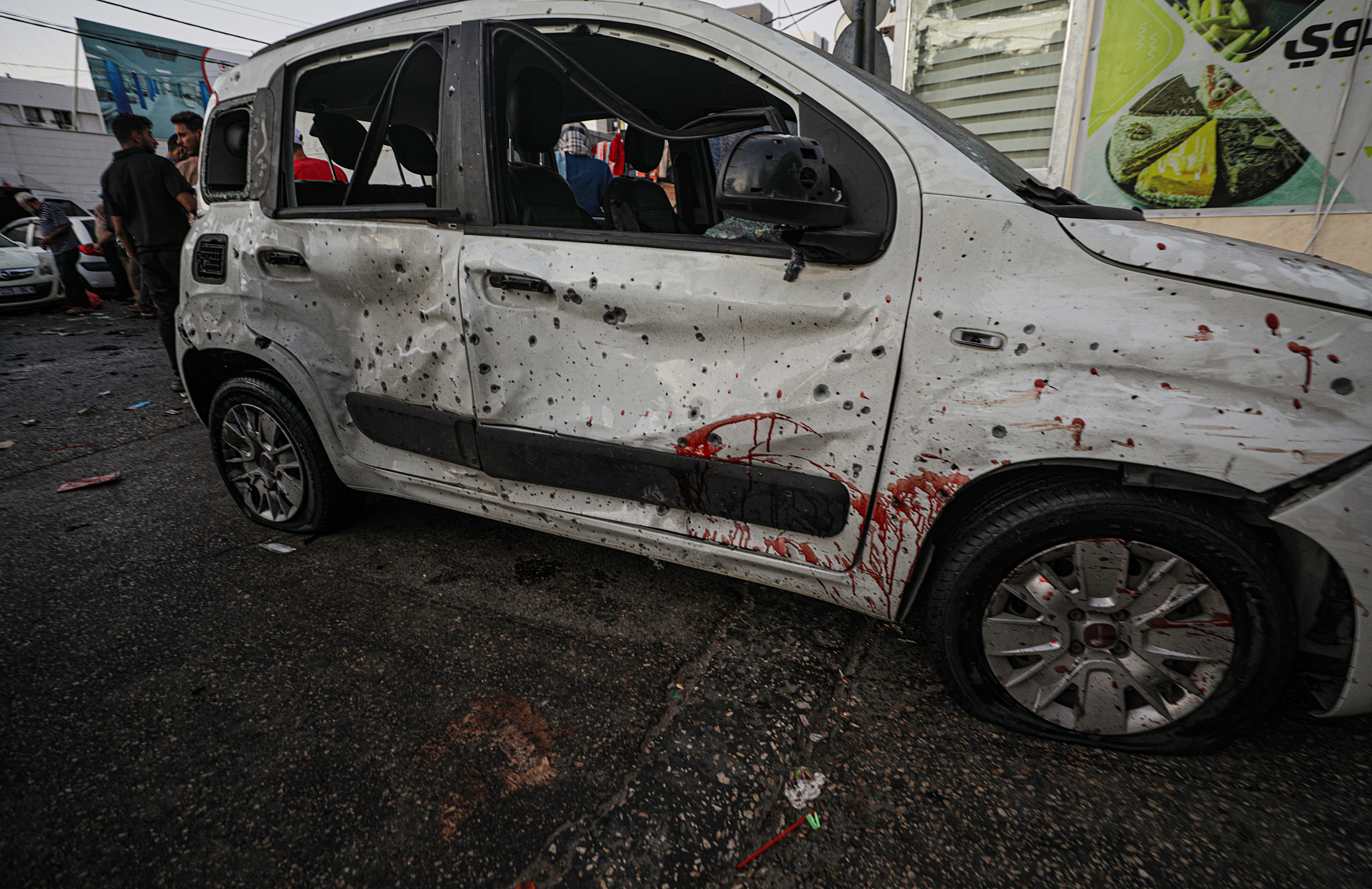 Gaza (---), 03/11/2023.- Blood splattered along the side of a car following an Israeli air strike close to Al Shifa hospital in Gaza City, 03 November 2023. More than 9,100 Palestinians and at least 1,400 Israelis have been killed, according to the Israel Defense Forces (IDF) and the Palestinian health authority, since Hamas militants launched an attack against Israel from the Gaza Strip on 07 October, and the Israeli operations in Gaza and the West Bank which followed it. EFE/EPA/MOHAMMED SABER