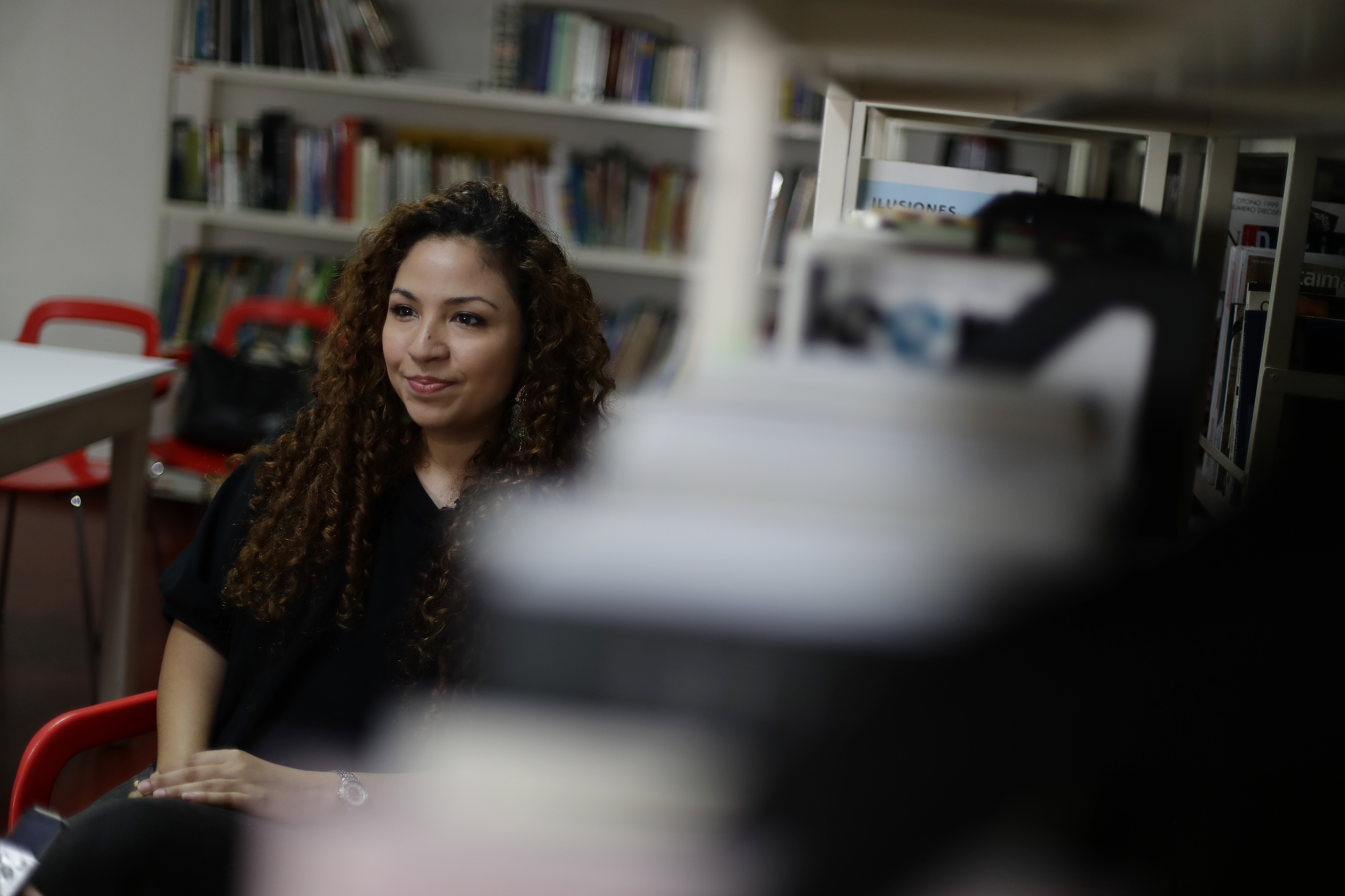AME7103. SAN SALVADOR (EL SALVADOR), 30/11/2022.- La escritora salvadoreña Roxana Méndez, recientemente ganadora del Premio Internacional de Poesía José Hierro, habla durante una entrevista con EFE, el 21 de noviembre de 2022, en San Salvador (El Salvador). La escritora salvadoreña Roxana Méndez, recientemente ganadora del Premio Internacional de Poesía José Hierro, señaló en una conversación con EFE que la poesía representa un desahogo para ella y afirmó que dedicarse a dicho género literario es "de trabajo, perseverancia y de creer en uno mismo". EFE/Rodrigo Sura