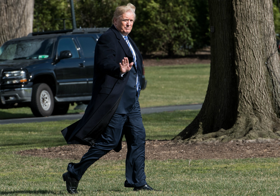 Trump prohíbe los «aceleradores de disparos»  y vuelve a mentir sobre Obama