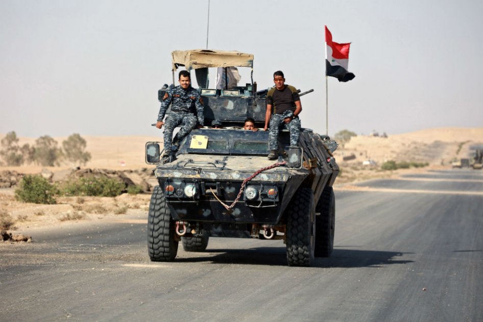 Soldados iraquíes durante las acciones contra el Estado Islámico en dirección a Mosul (Irak). Las tropas iraquíes recuperaron el control de los primeros pueblos de la comarca y se situaron a tan solo 900 metros de la entrada este de la ciudad, la principal plaza fuerte del grupo yihadista. /EFE