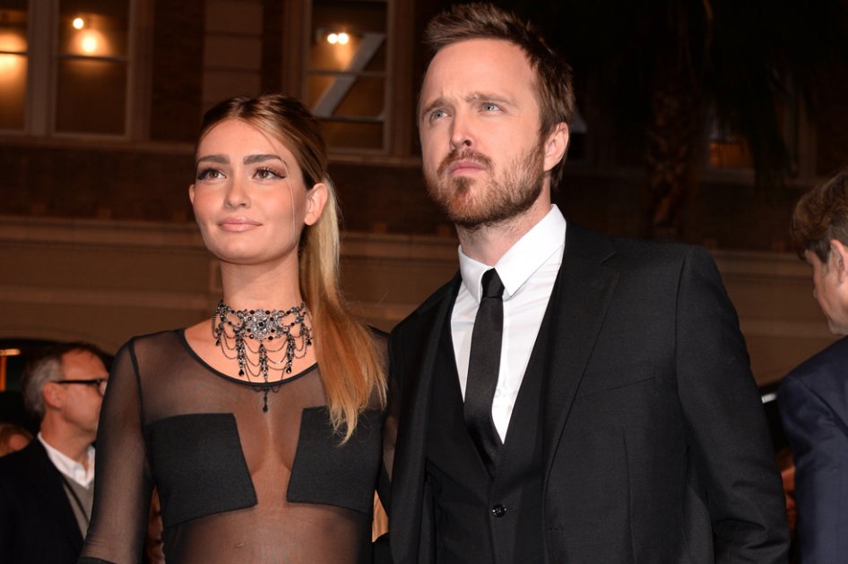 Aaron Paul llega con Lauren Parsekian al estreno de "Need For Speed" en Hollywood.