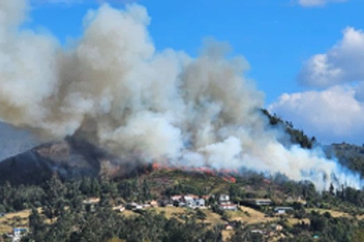 Continúa emergencia en Sopó por grave incendio forestal cerca a zonas urbanas