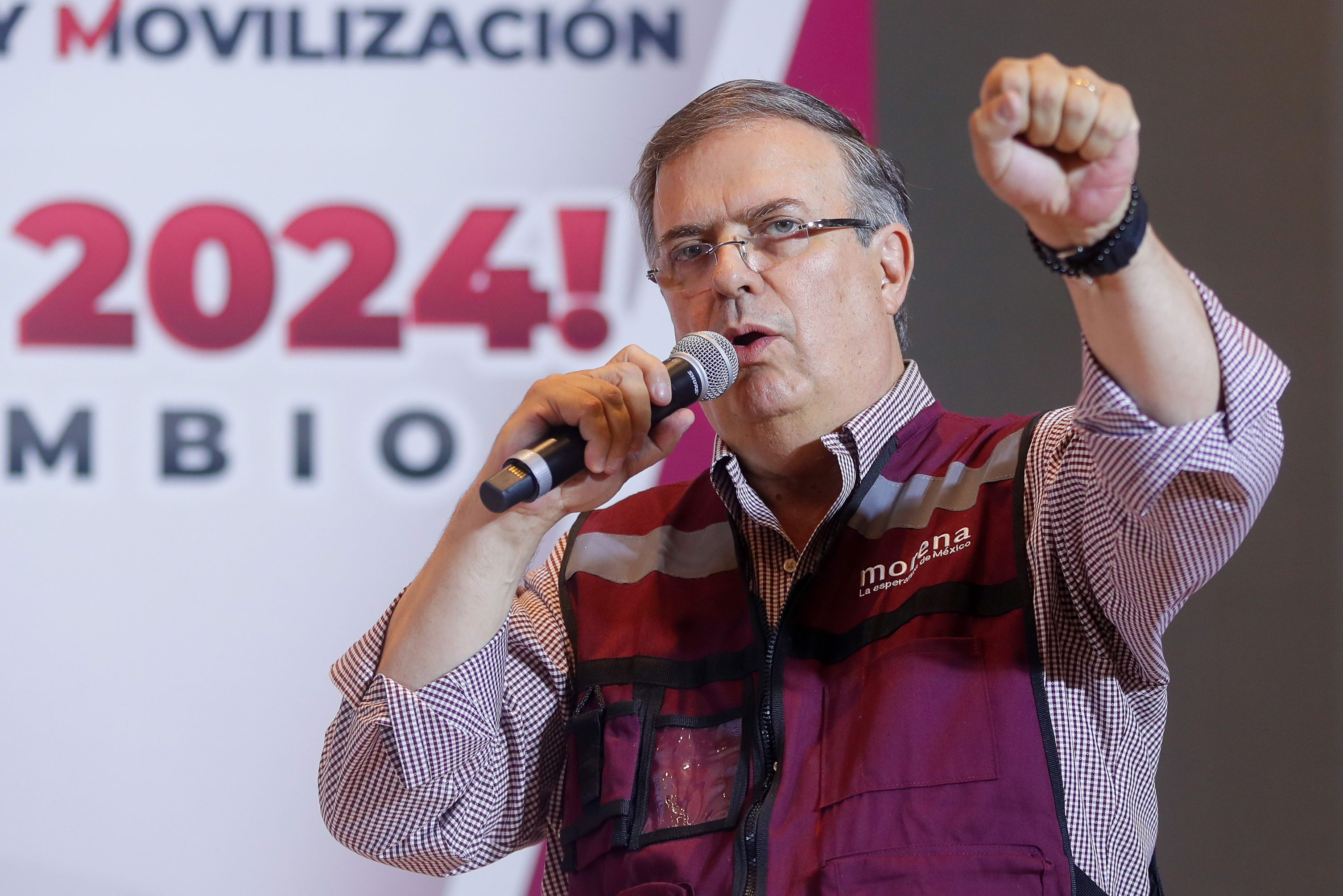 MEX7722. CIUDAD DE MÉXICO (MÉXICO), 14/06/2023.- El ex secretario de Relaciones Exteriores Marcelo Ebrard, habla durante una rueda de prensa hoy en la Ciudad de México (México). El excanciller mexicano Marcelo Ebrard se registró este miércoles para buscar la candidatura de su partido, el gobernante Movimiento Regeneración Nacional (Morena), para buscar la presidencia de México, que se dirimirá en las elecciones federales de junio de 2024. EFE/ Isaac Esquivel