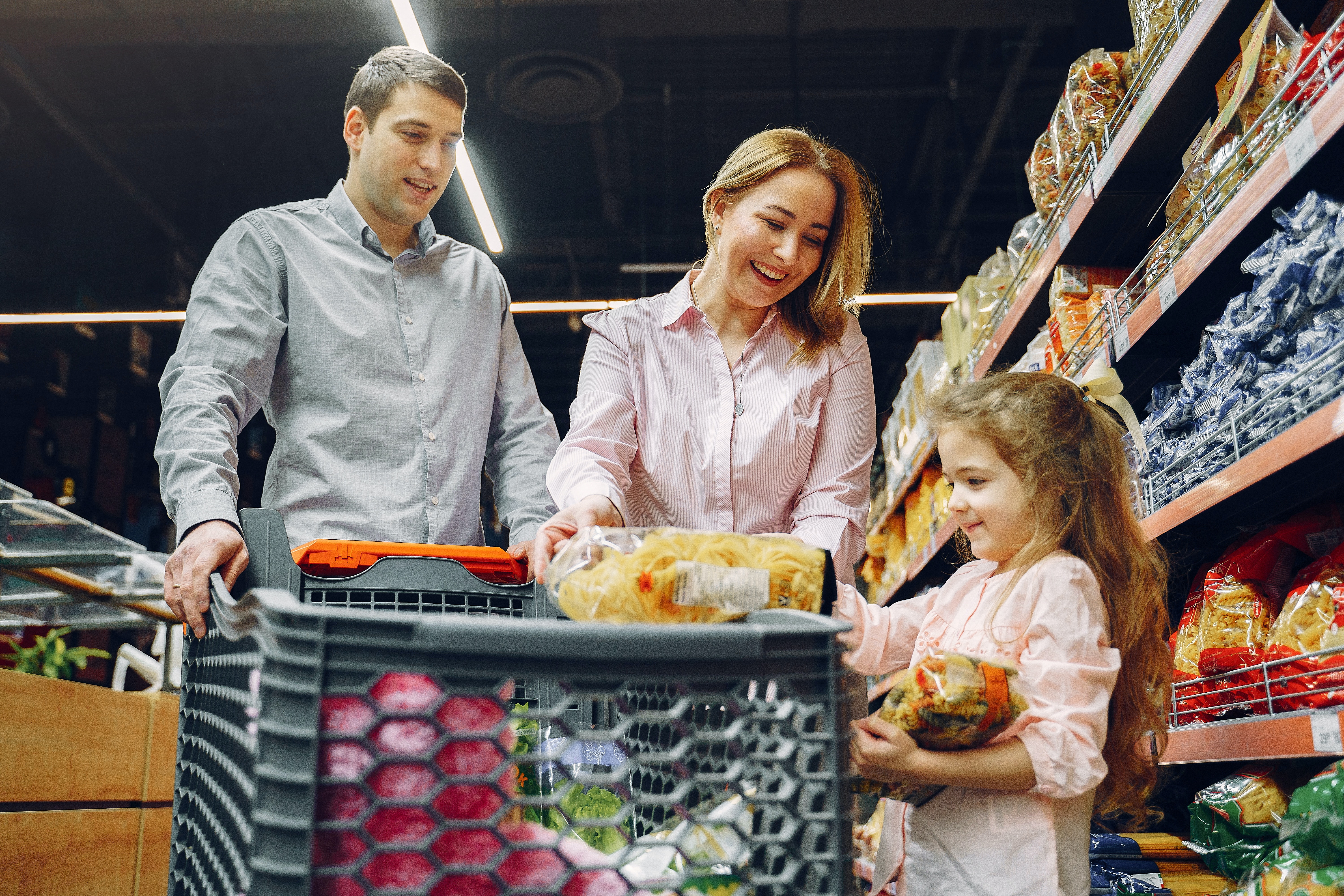Los colombianos cada vez más están comprando el mercado en distintas tiendas