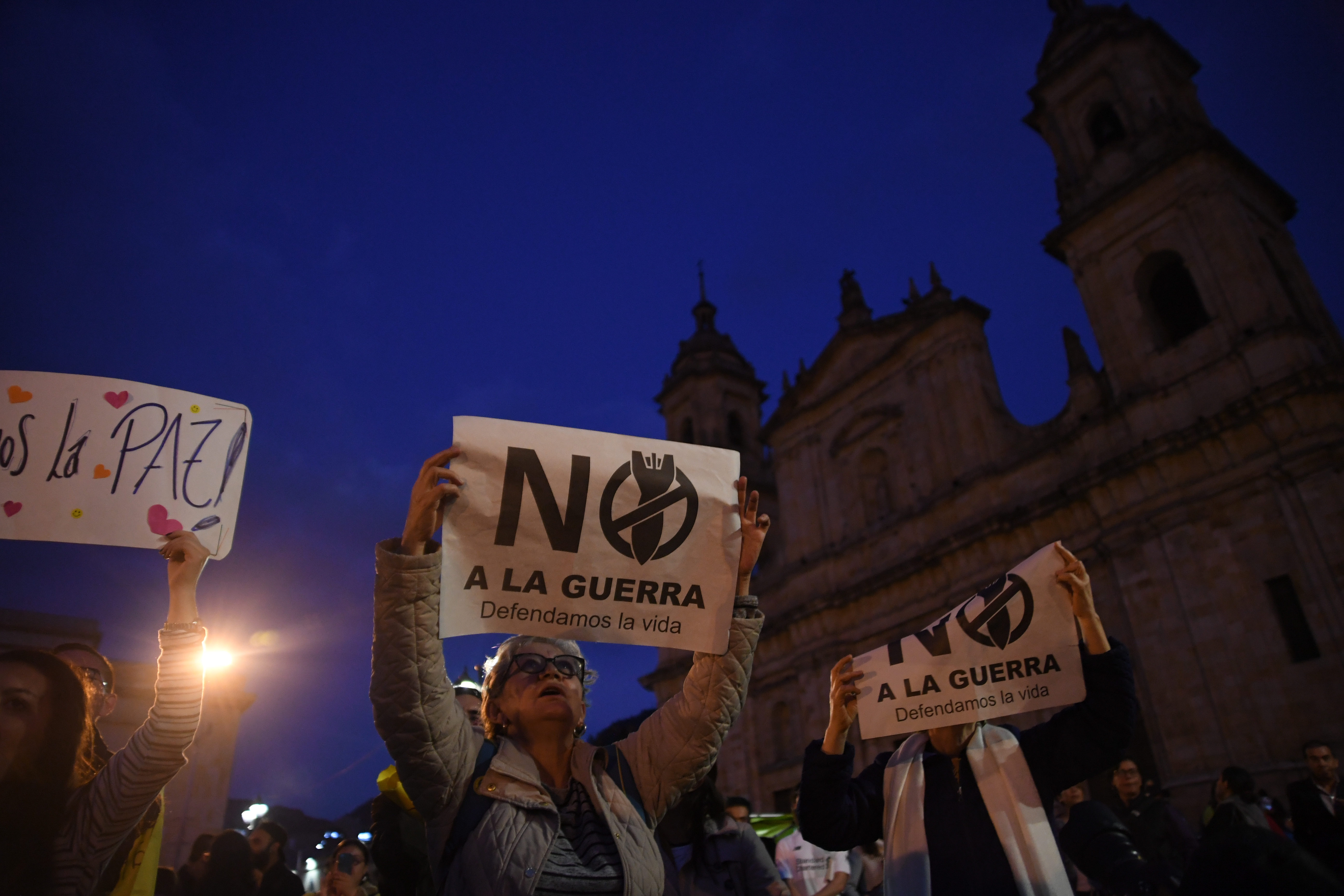 Manifestación en apoyo a la Jurisdicción Especial para la Paz (JEP), realizada por cientos de personas en la Plaza de Bolívar.