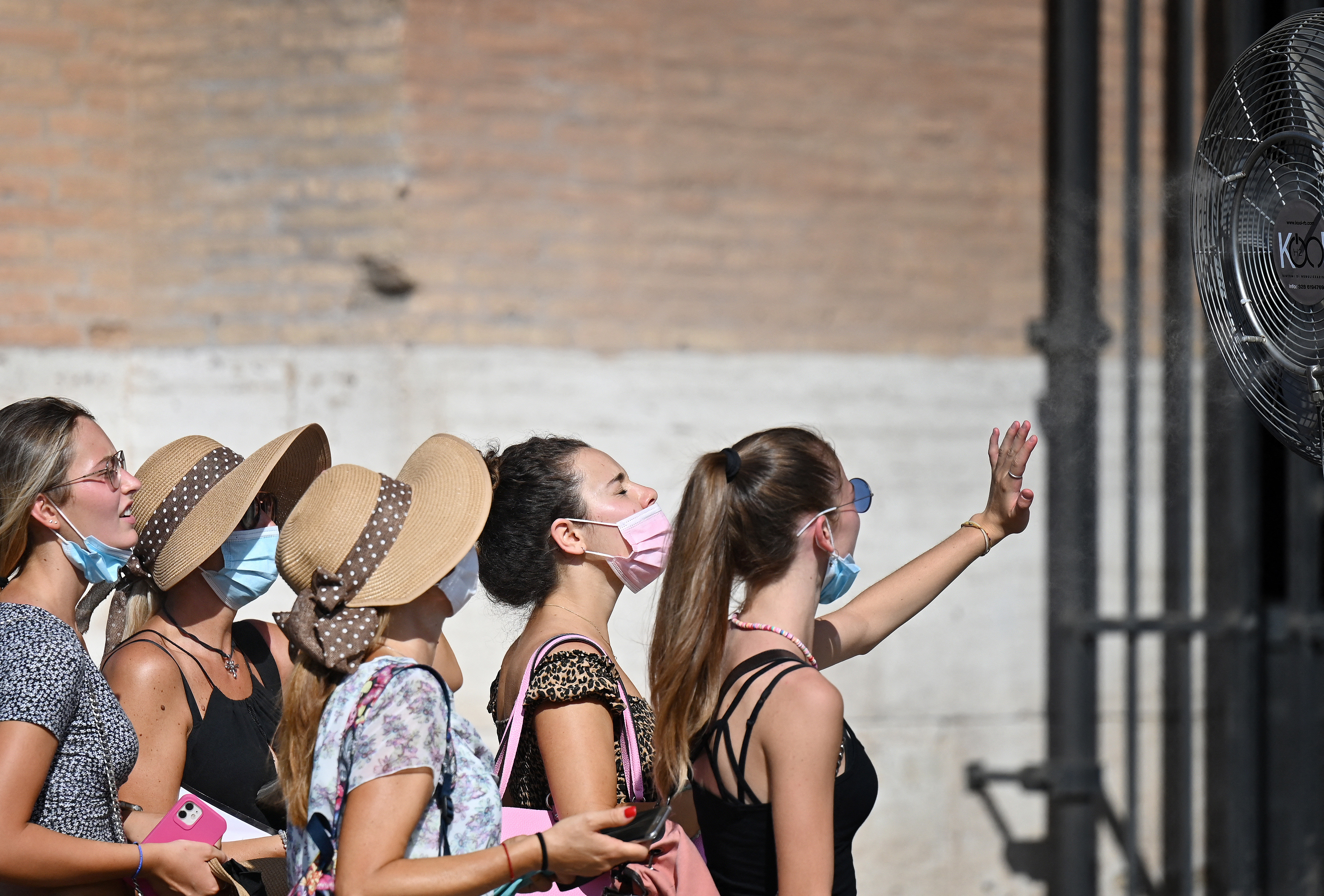 El miércoles, la ciudad de Siracusa, en la isla de Sicilia (sur), alcanzó los 48,8 grados, según el Servicio Informativo Agrometeorológico (SIAS) del Gobierno regional, cifra que podría suponer un nuevo récord de calor en Europa y superaría los 48 grados de Atenas en 1977.