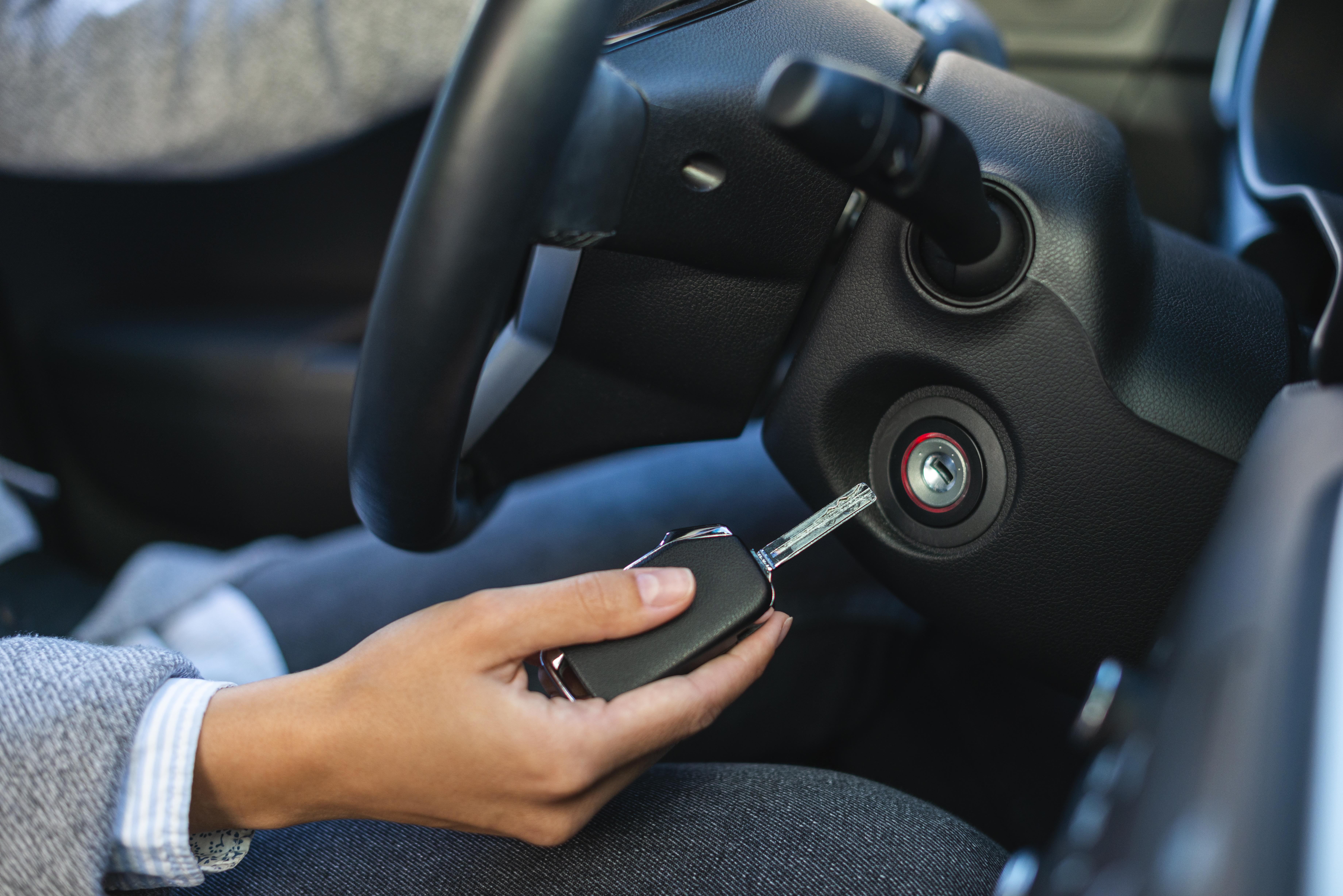 Las razones más comunes por las que un carro no arranca y cómo actuar