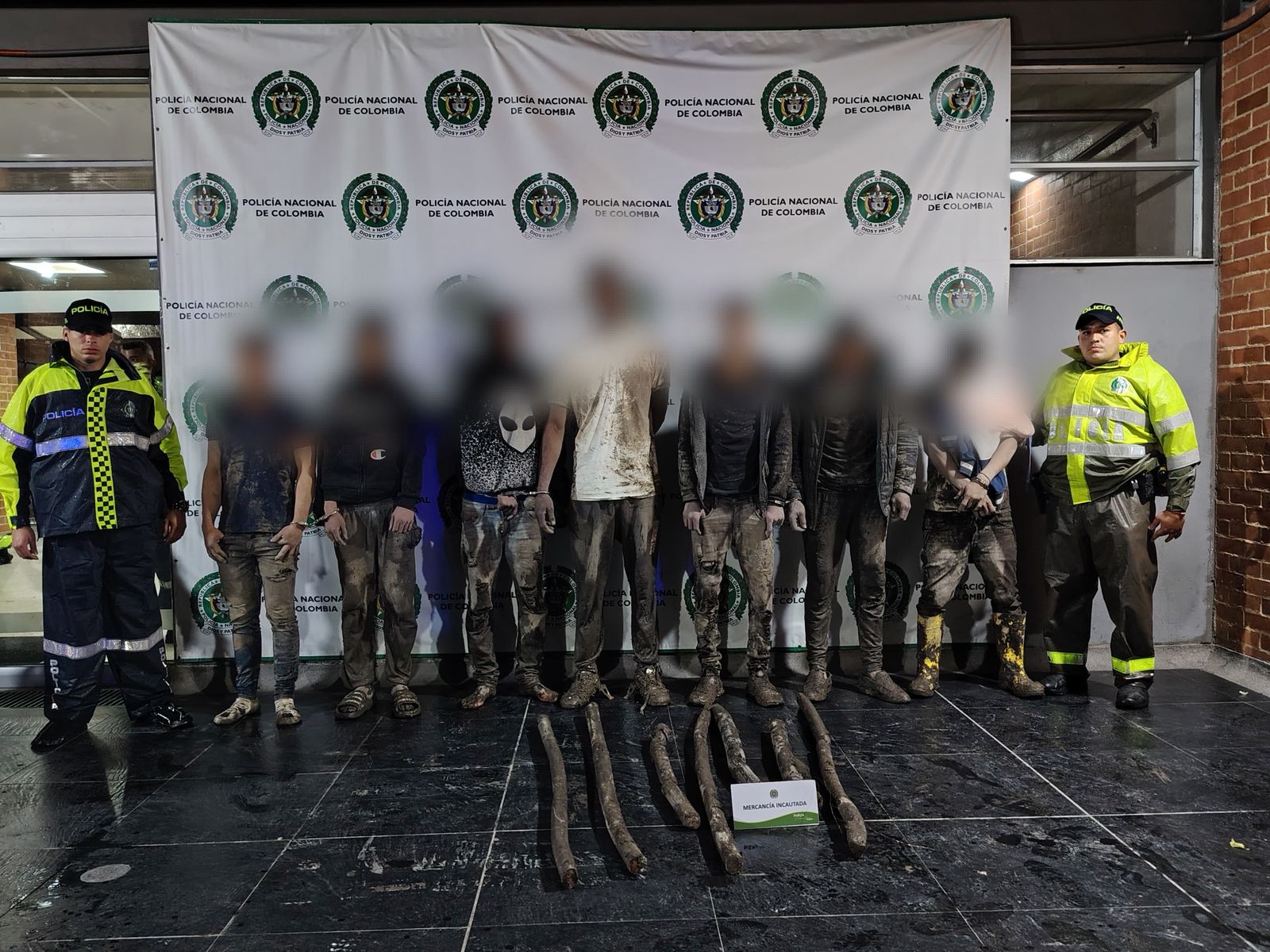 Capturan a delincuentes dentro de una alcantarilla robando cable de fibra óptica