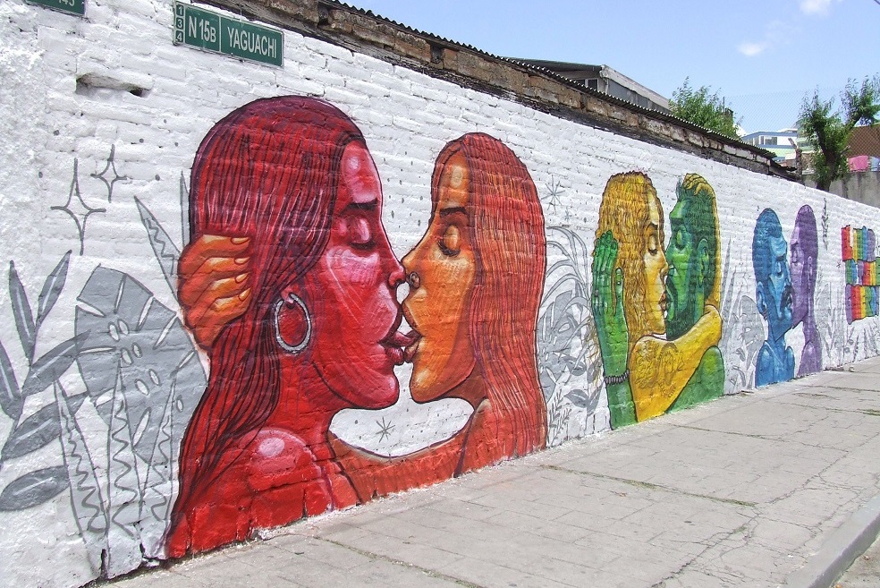 La diversidad sexual rompe la censura con un beso ante la Asamblea de Ecuador