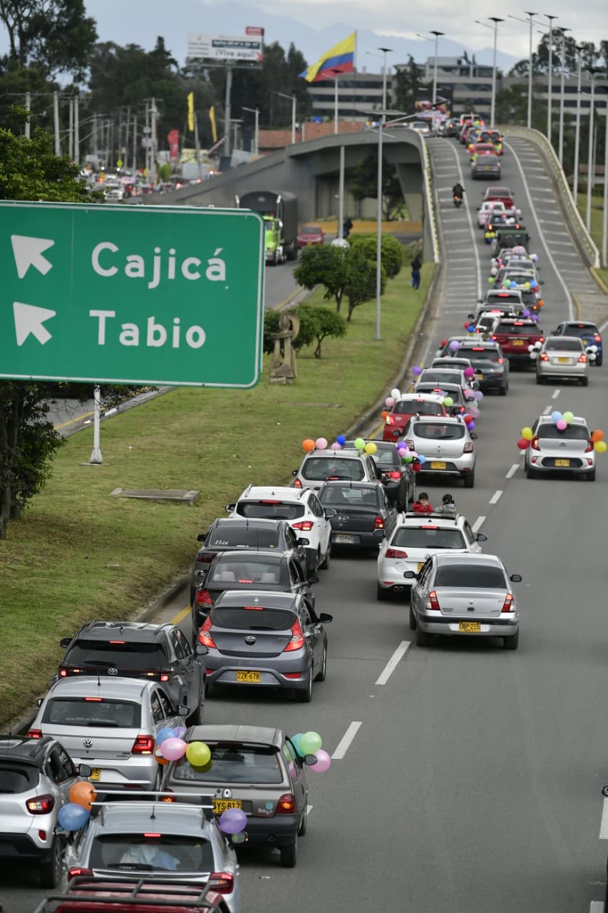 Varios vehículos se unieron a la caravana que acompañó al carro fúnebre que trasladada el cuerpo de la niña de 10 años.