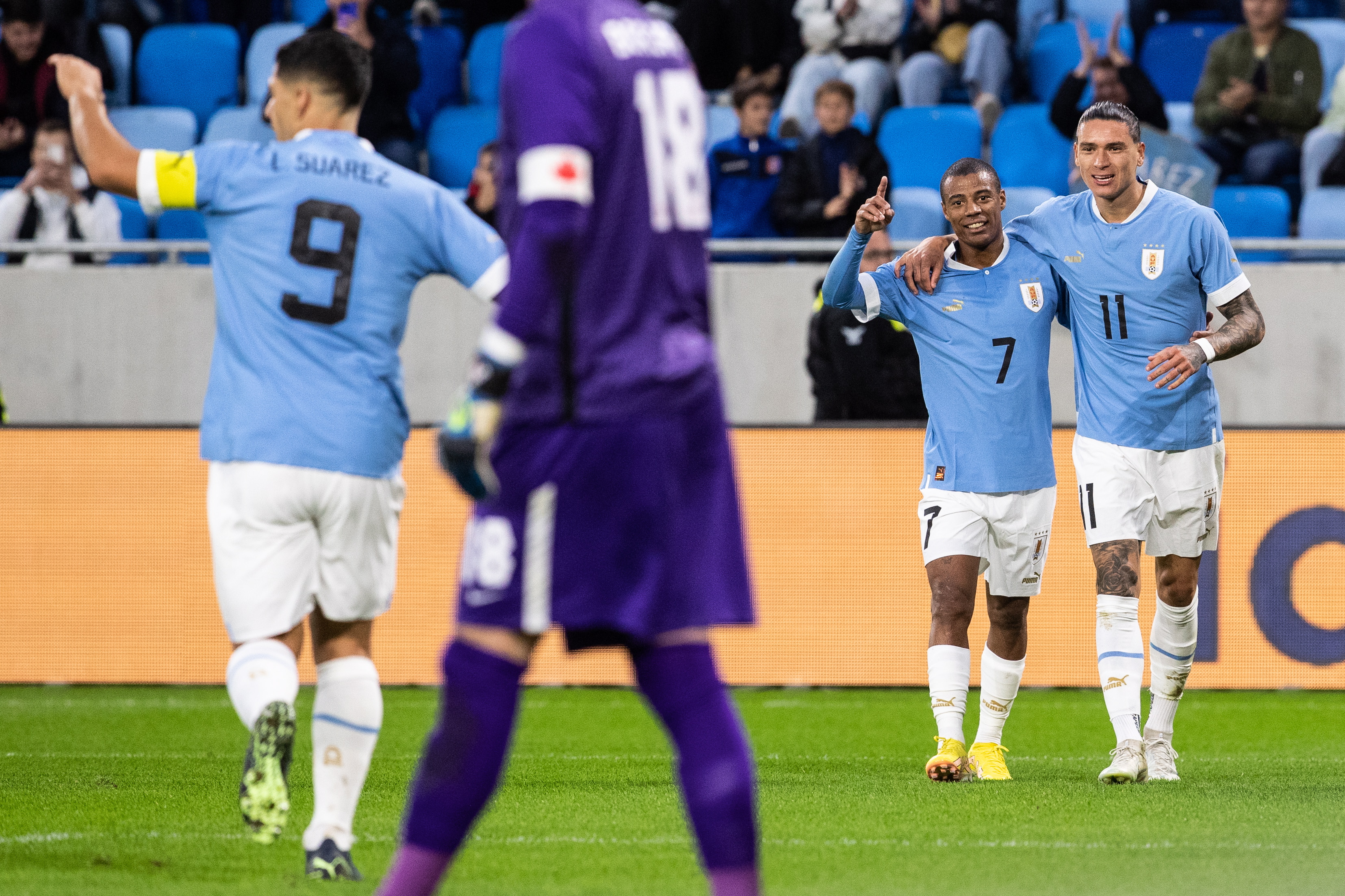 Bratislava (Slovakia (slovak Republic)), 27/09/2022.- Darwin Nunez (R) of Uruguay celebrates with teammate Nicolas de la Cruz (2-R) after scoring the 2-0 lead during the International Friendly soccer match between Canada and Uruguay in Bratislava, Slovakia, 27 September 2022. (Futbol, Amistoso, Eslovaquia) EFE/EPA/JAKUB GAVLAK