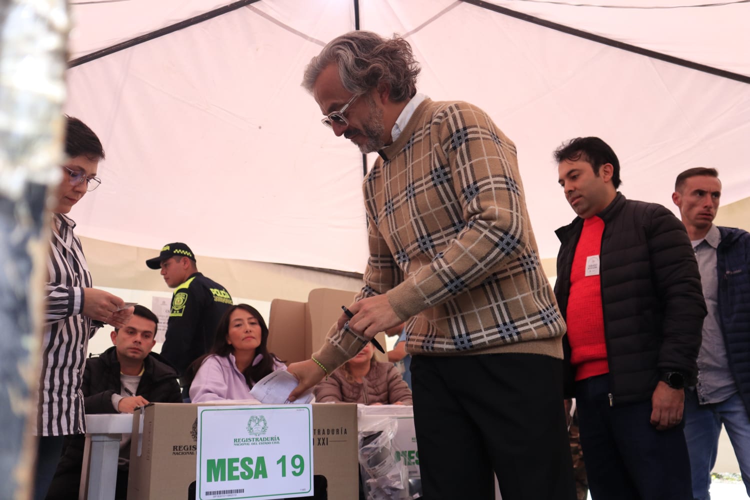 Juan Daniel Oviedo ejerciendo su derecho al voto.