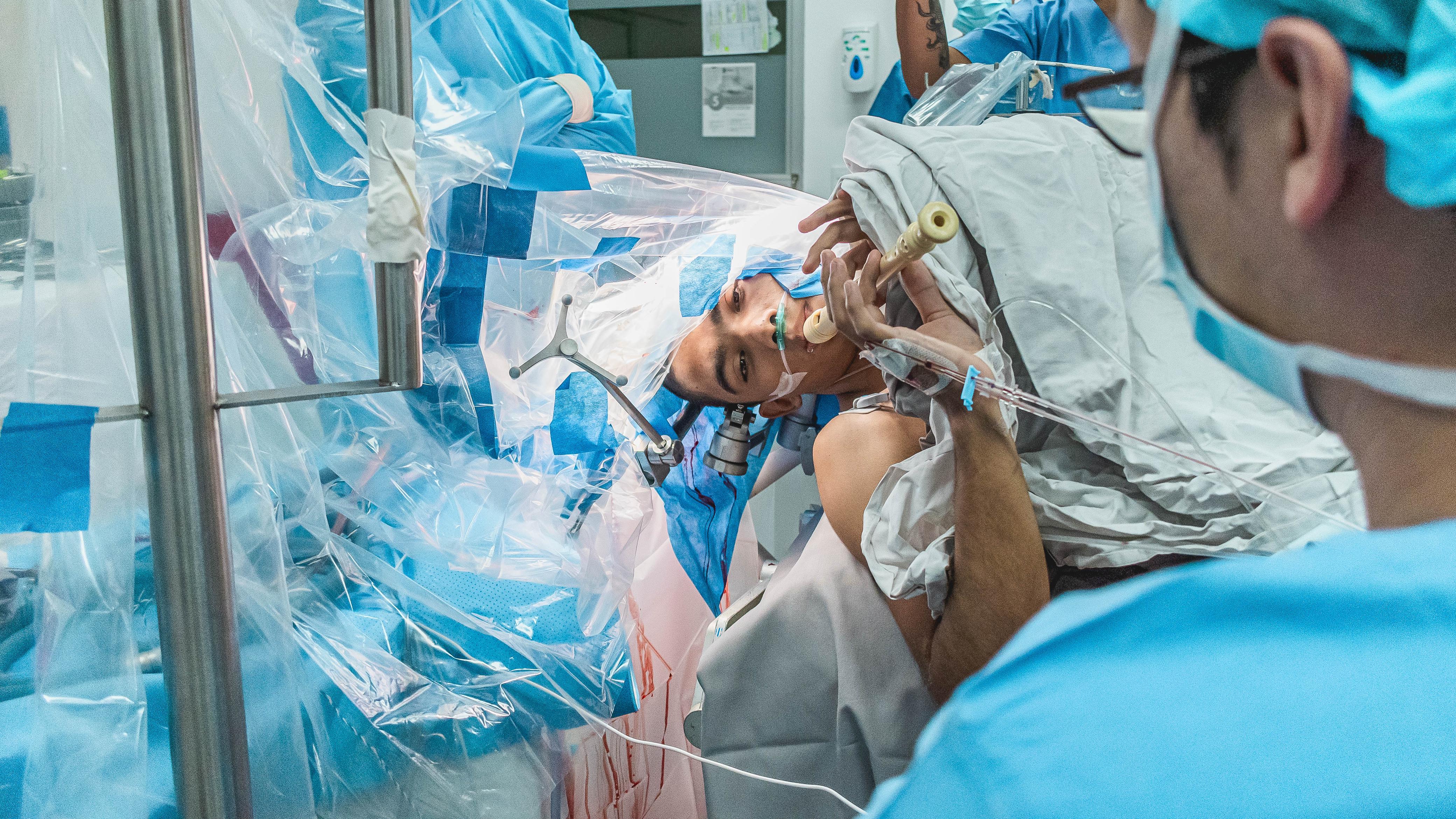 Paciente tocó la flauta mientras le extirpaban un tumor cerebral en Bucaramanga