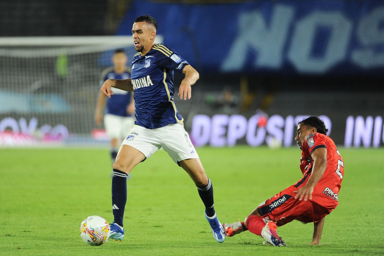 El jugador de Alianza Efrain Navarro (der.) fue expulsado tras una falta sobre Daniel Giraldo.