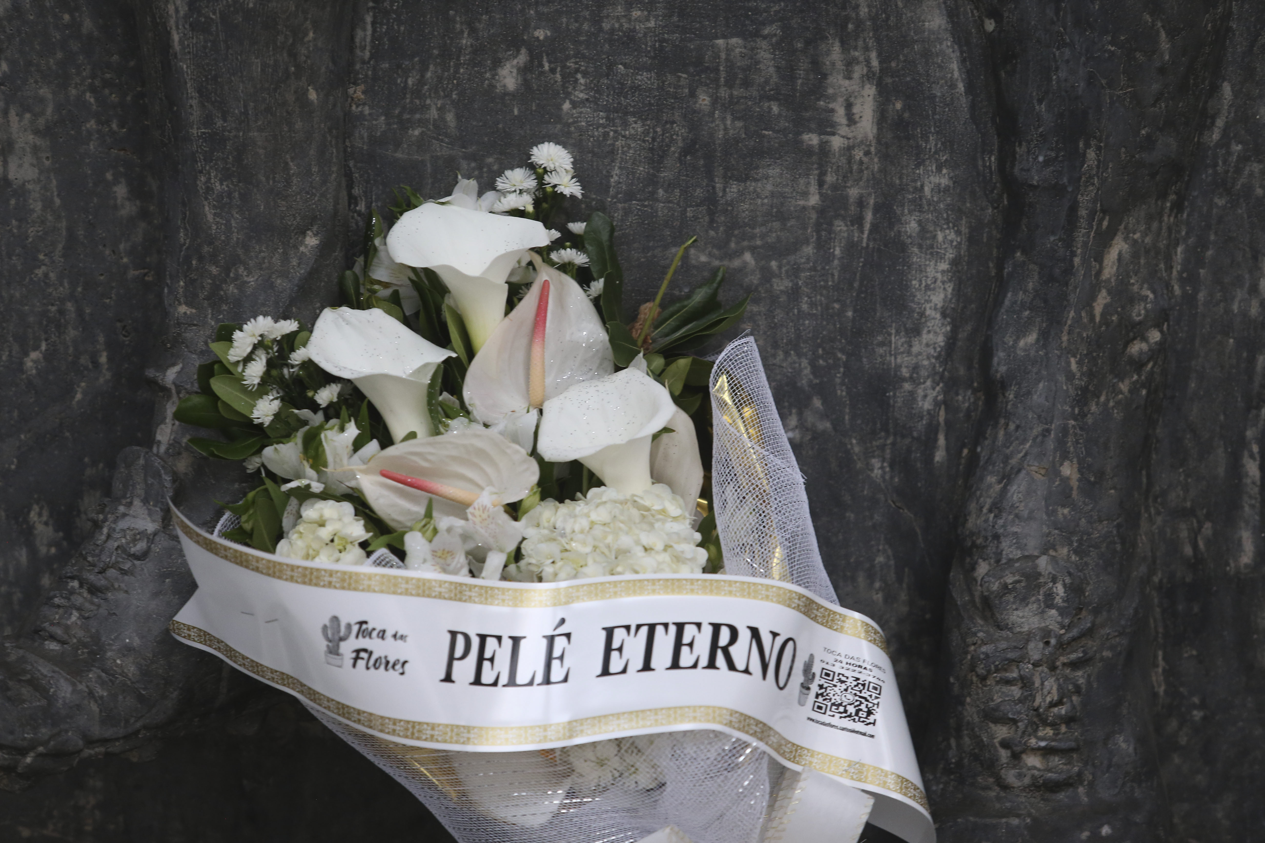 AME3233. SANTOS (BRASIL), 29/12/2022.- Fotografía de unas flores durante un homenaje a Pelé en la entrada principal del estadio Urbano Caldeira en la Vila Belmiro en la ciudad de Santos (Brasil). El mundo quedó conmocionado este jueves con el anuncio de la muerte, a los 82 años, de Edson Arantes do Nascimento 'Pelé', para muchos el rey del fútbol, un deporte en el que sus más emblemáticos representantes coincidieron en denominar "eterno" al máximo ídolo de los brasileños. EFE/ Guilherme Dionizio