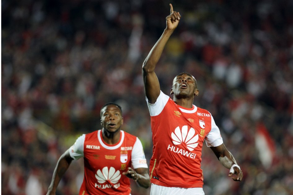 Héctor Urrego celebra el gol que le dio el triunfo y el título de la Liga Águila Independiente Santa Fe- / AFP