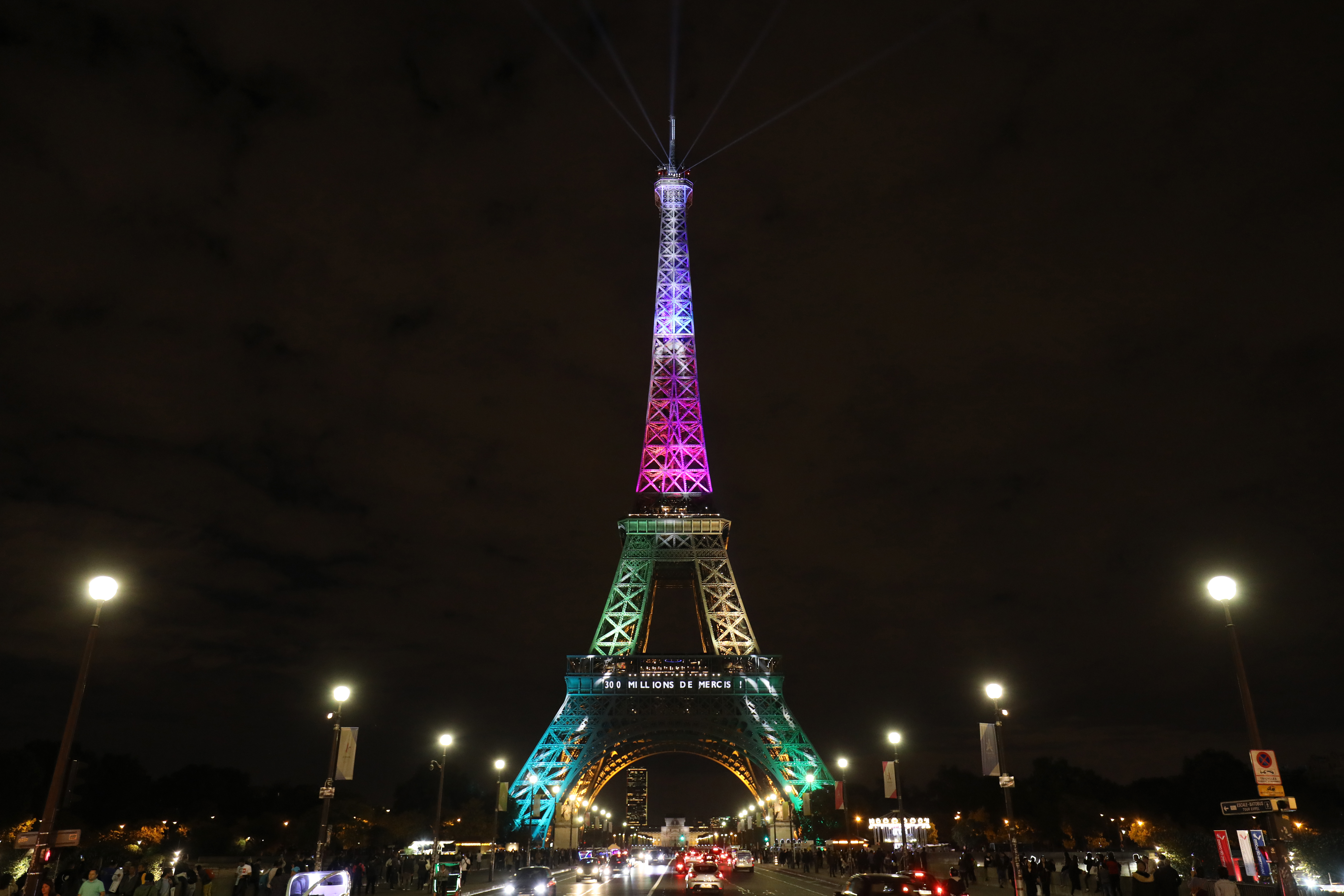 Autoridades francesas investigarán a creador de contenido por tirar fuegos artificiales frente a la Torre Eiffel