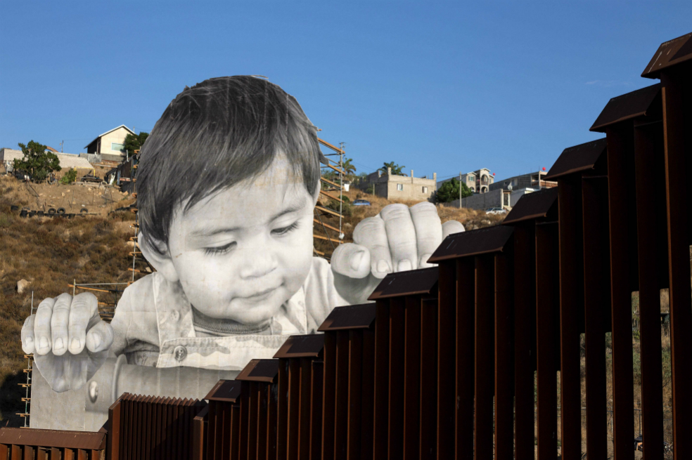 «Kikito», el bebé que observa a EE.UU. desde la valla que lo separa de México