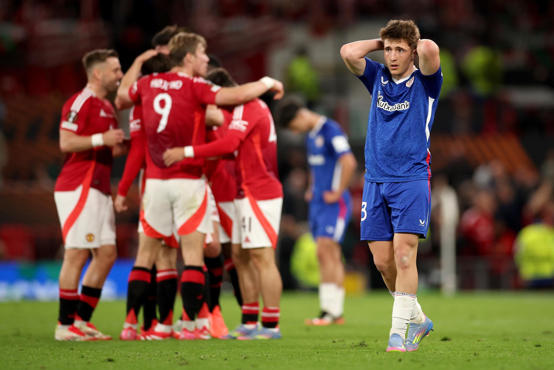 MANCHESTER (United Kingdom), 08/05/2025.- Mikel Jaureguizar of Athletic reacts as Manchester United players celebrate their team's fourth goal during the UEFA Europa League semi-finals 2nd leg soccer match between Manchester United and Athletic Club, in Manchester, Britain, 08 May 2025. (Reino Unido) EFE/EPA/ADAM VAUGHAN
