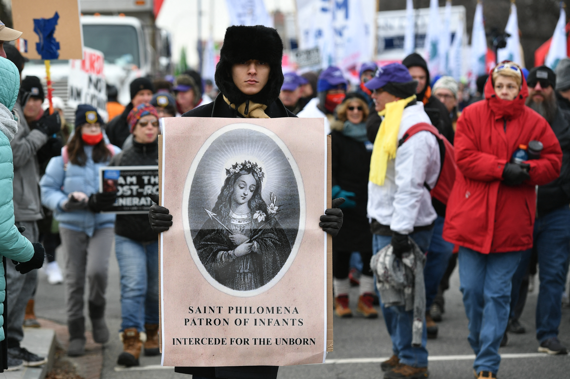 El año pasado, varios estados del país emitieron más de 100 nuevas restricciones al aborto, lo que fue un récord, de acuerdo con el Instituto Guttmacher, una organización investigativa que apoya los derechos reproductivos y rastrea la leyes sobre este tema en todo el país. Este grupo tildó al 2021 como “el peor año para el derecho al aborto en casi medio siglo”. Además, estima que 26 estados de EE. UU. muy seguramente o probablemente prohíban inmediatamente el aborto si se anula Roe vs Wade.
