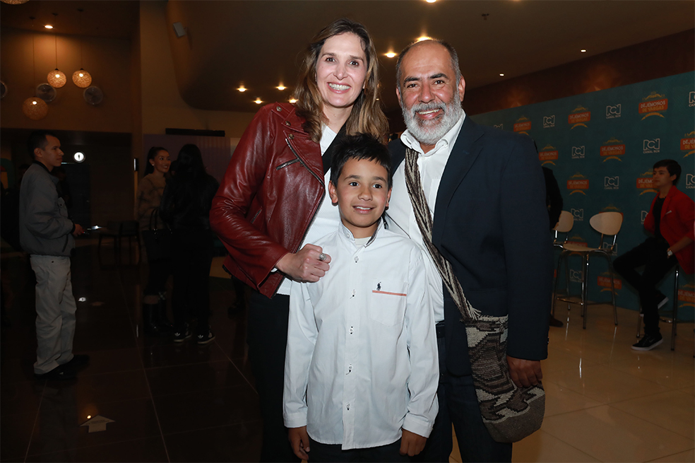 Dejémonos de Vargas
La nueva serie televisiva del canal RCN en la franja familiar estará a cargo de un elenco de un elenco de lujo, Dejémonos de Vargas una comedia familiar que presento su primer capítulo para medios este miércoles 6 de julio en el cinépolis del centro comercial plaza claro.