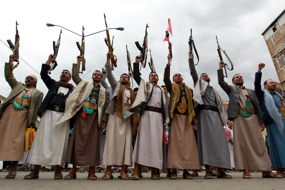 Los milicianos Huthi desfilaron en Yemen como una muestra de resistencia ante los bombardeos saudíes. /AFP