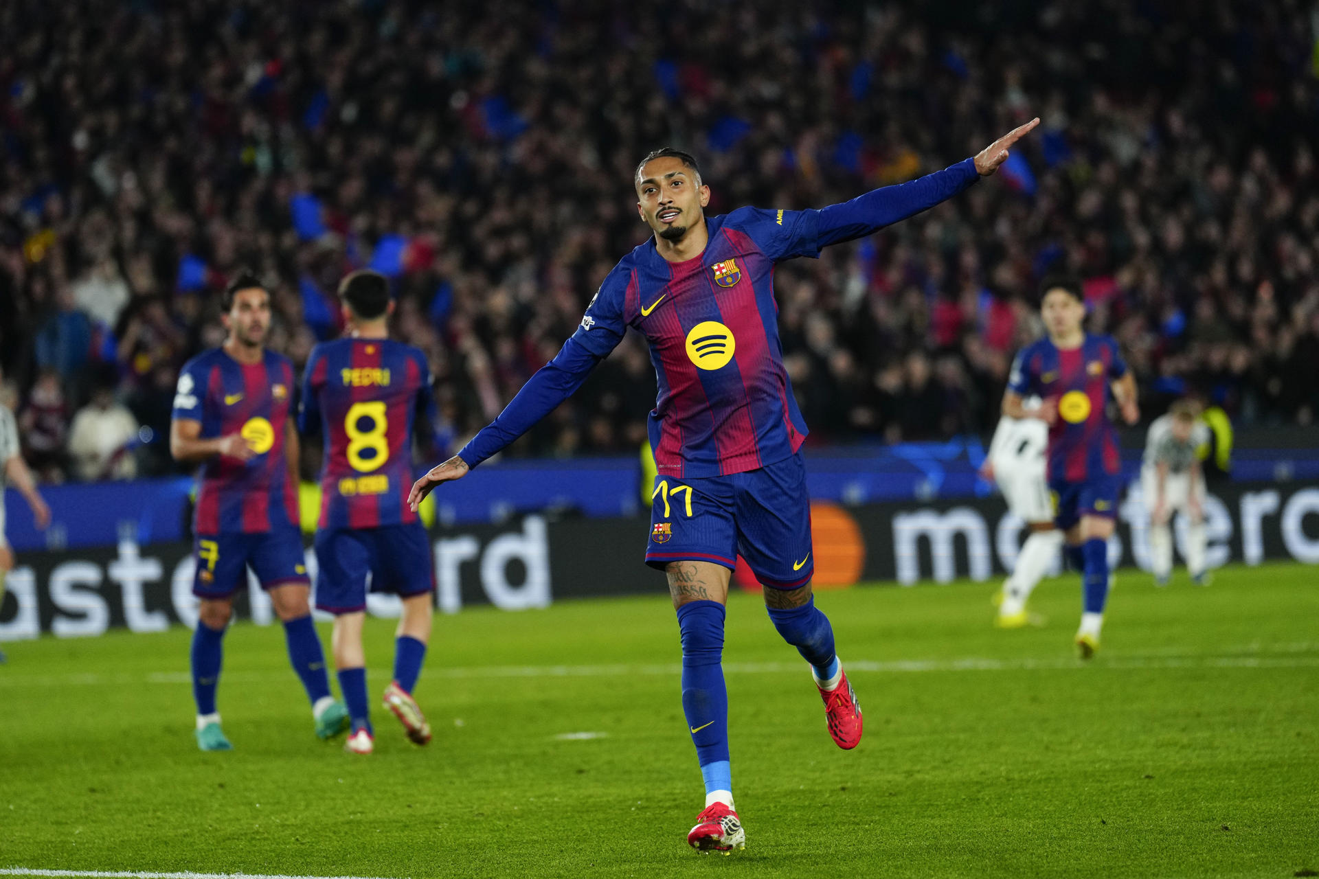 BARCELONA, 18/03/2026.- El delantero brasileño del Barcelona Raphinha celebra su segundo gol durante el partido de vuelta de los octavos de final de la Liga de Campeones disputado entre el Barcelona y el Newcastle, este miércoles en el Camp Nou. EFE/Alejandro García