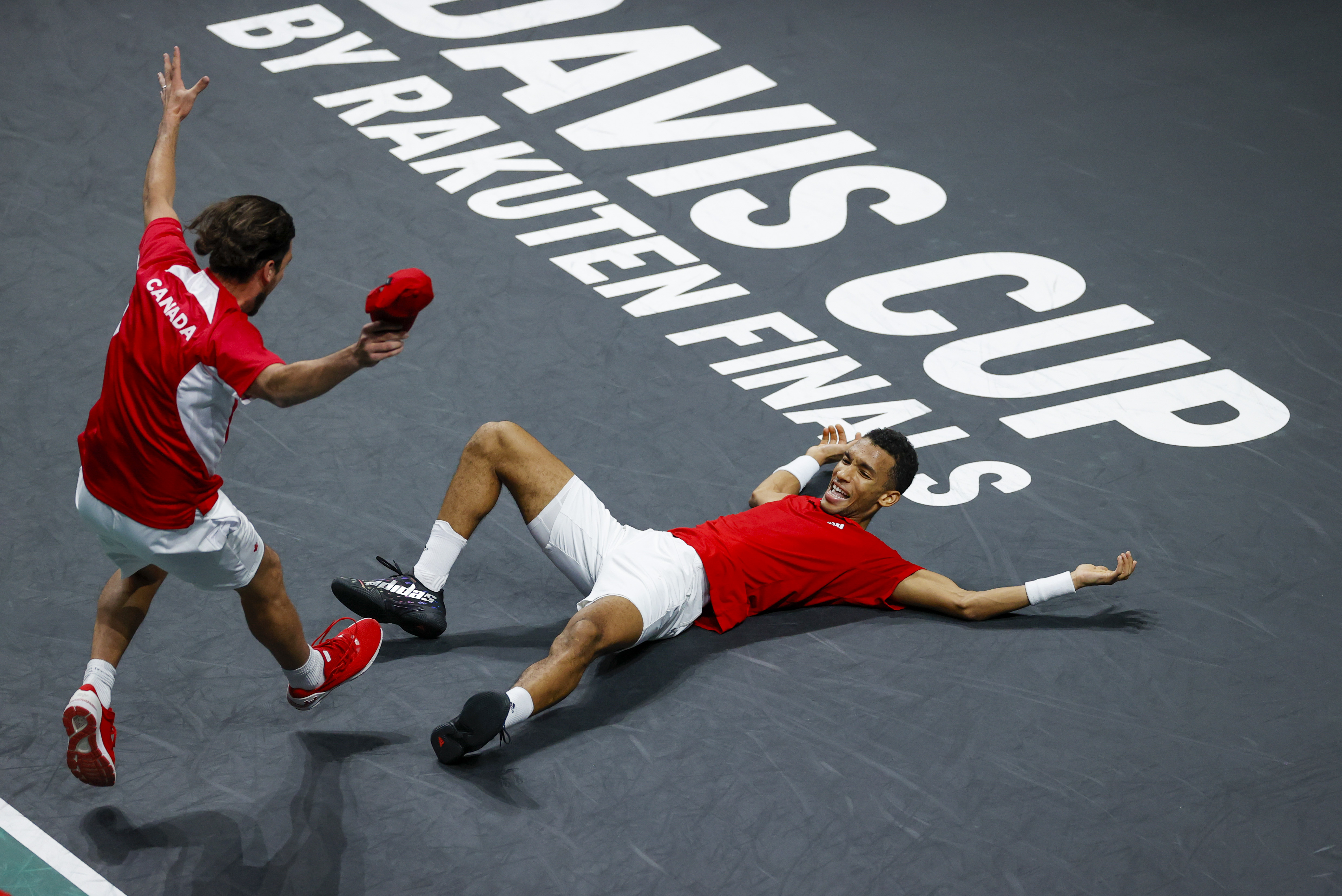 -FOTODELDIA- MÁLAGA, 27/11/2022.- El canadiense Felix Auger-Aliassime (d) celebra después de ganar el segundo partido de la final de la Copa Davis entre Canadá y Australia, que disputó contra el australiano Alex Deminaur, este domingo en Málaga. Canadá ganó este domingo en Málaga su primera Copa Davis al derrotar en la final 2-0 a Australia, en una eliminatoria en la que Denis Shapovalov, negado antes para la victoria, y Felix Auger-Aliassime, invicto en toda la fase final, lograron los puntos del triunfo. EFE/Julio Muñoz