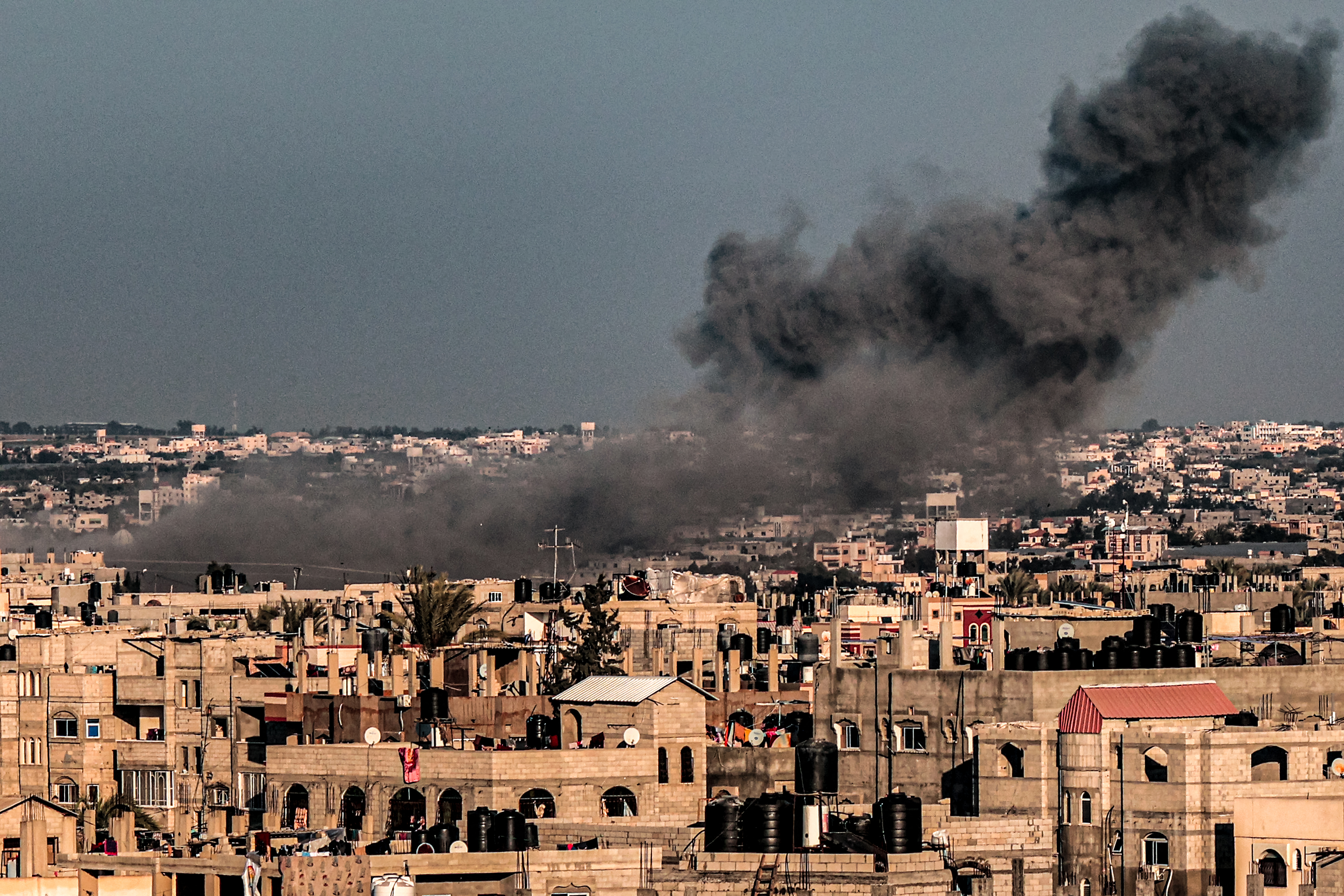 Huella carbono de la guerra Israel-Hámas superaría emisiones anuales de cientos de países