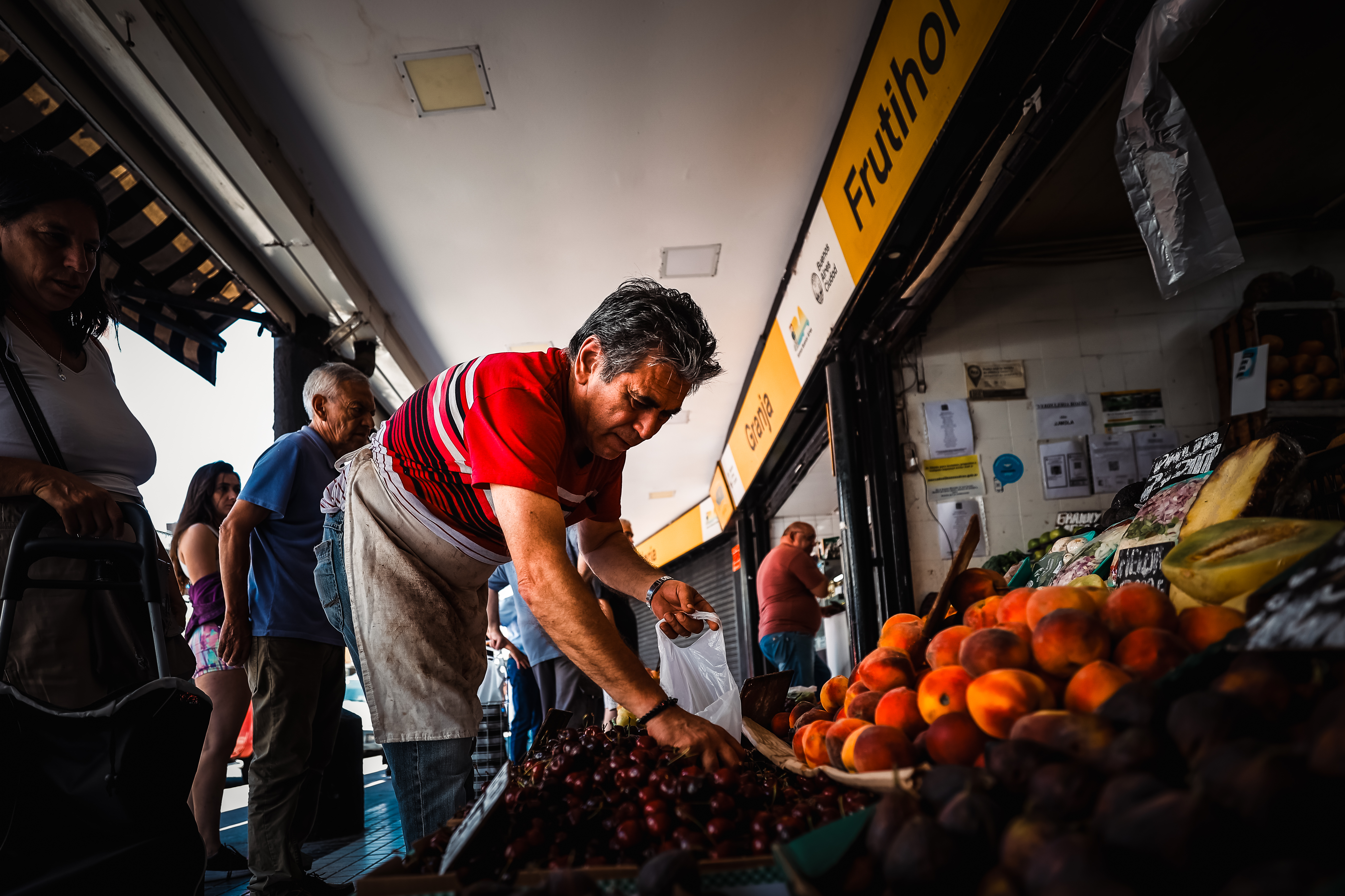AME8617. BUENOS AIRES (ARGENTINA), 11/01/2024.- Un tendero despacha frutas a sus clientes el 5 de enero de 2024 en Buenos Aires (Argentina). El índice de precios al consumidor (IPC) en Argentina se ubicó en diciembre en el 211,4 % interanual, después de crecer el 25,5 % en comparación con noviembre, informó este miércoles el Instituto Nacional de Estadística y Censos (Indec). EFE/ Juan Ignacio Roncoroni