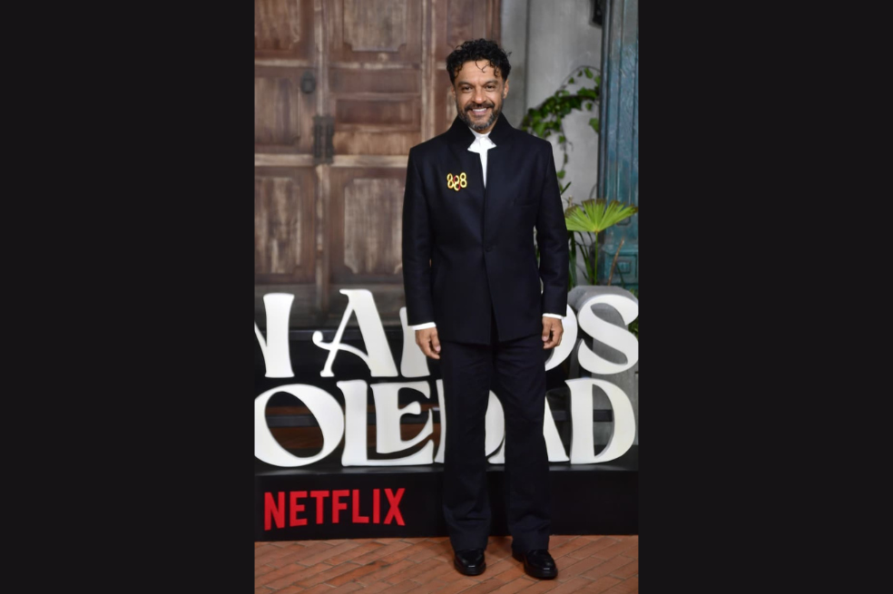 El actor Julián Román lució un traje de Julieta Suárez con un particular accesorio, una joya con tres 8 de Johanna de la Cruz. "Es un guiño para honrar a Gabo, a José Arcadio Segundo, a mi papá y a todos ustedes, los que leen entre líneas... Los que no olvidan. Un guiño a la memoria como acto de resistencia", aseguró el actor.