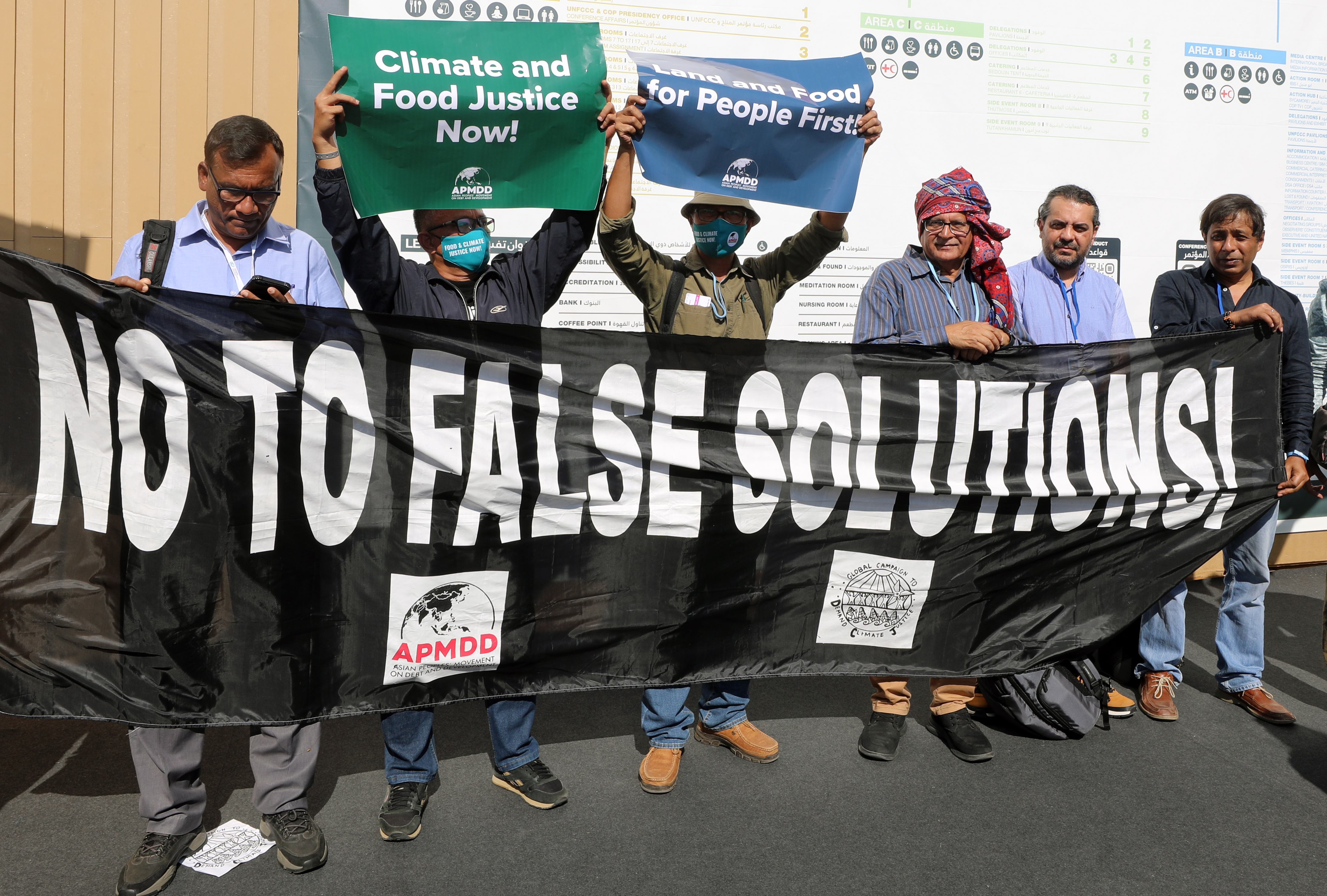 Sharm El-sheikh (Egypt), 14/11/2022.- Climate activists protest during the COP27 UN Climate Summit in Sharm El-Sheikh, Egypt, 14 November 2022. The 2022 United Nations Climate Change Conference (COP27), runs from 06-18 November, and is expected to host one of the largest number of participants in the annual global climate conference as over 40,000 estimated attendees, including heads of states and governments, civil society, media and other relevant stakeholders will attend. The events will include a Climate Implementation Summit, thematic days, flagship initiatives, and Green Zone activities engaging with climate and other global challenges. (Protestas, Egipto) EFE/EPA/KHALED ELFIQI