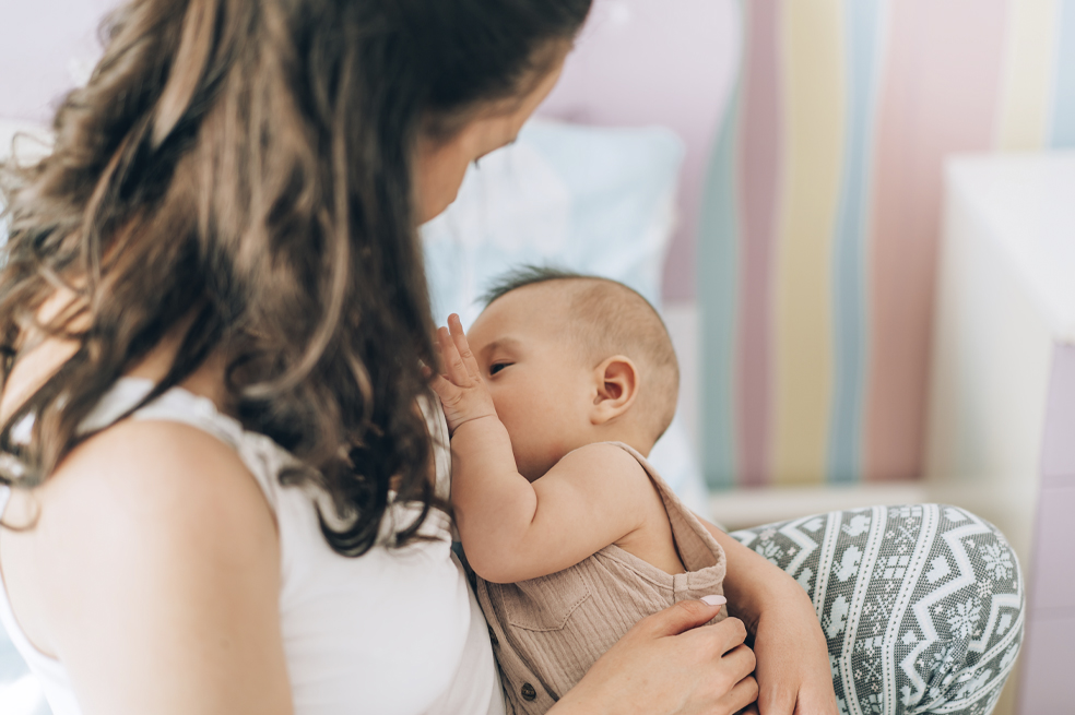 Bebés con lactancia materna prolongada tendrían menor riesgo de obesidad en la adultez