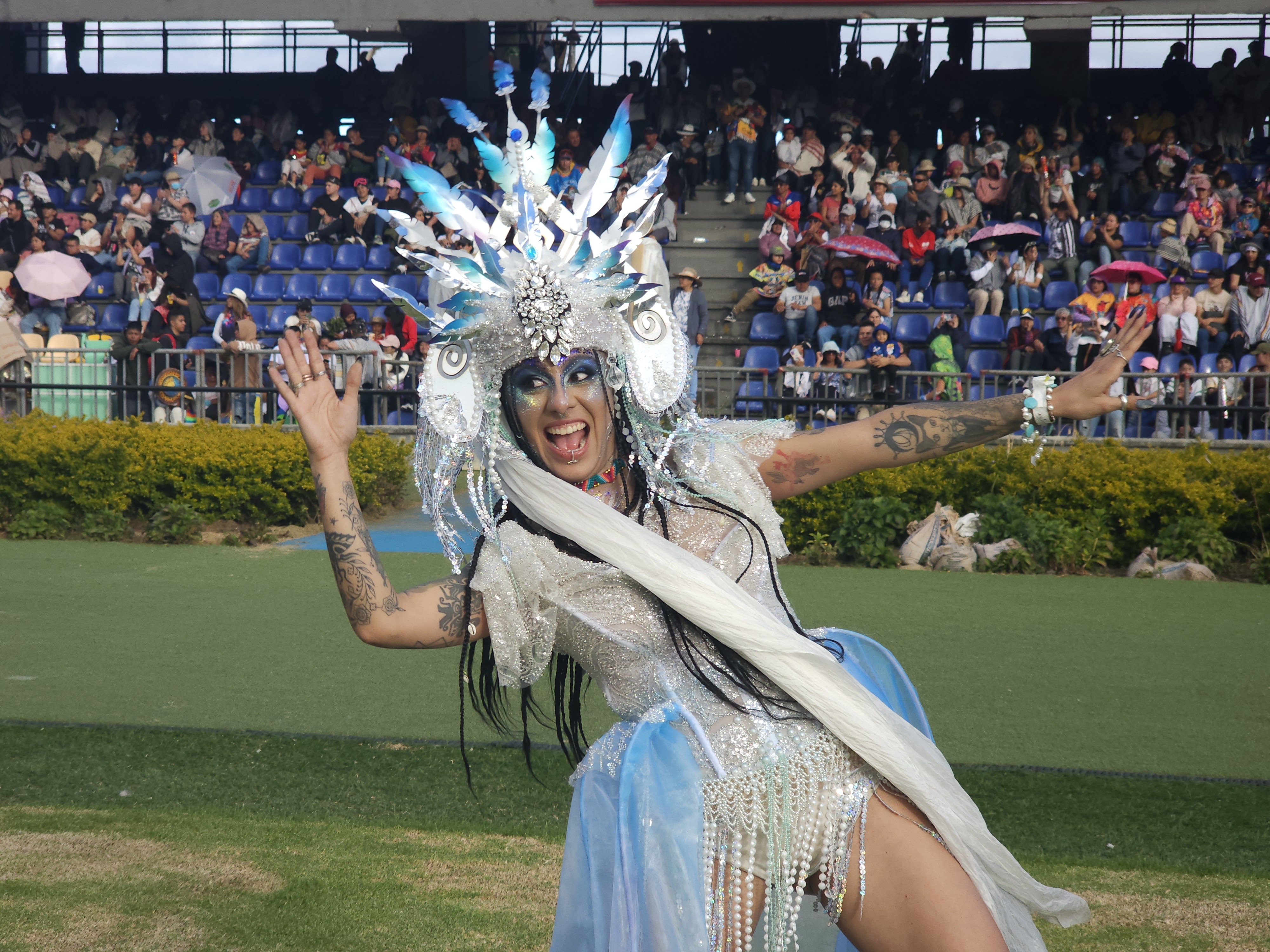 Música andina, danza y vestuarios simbólicos se combinaron en una puesta en escena que emocionó a miles de asistentes locales y visitantes.