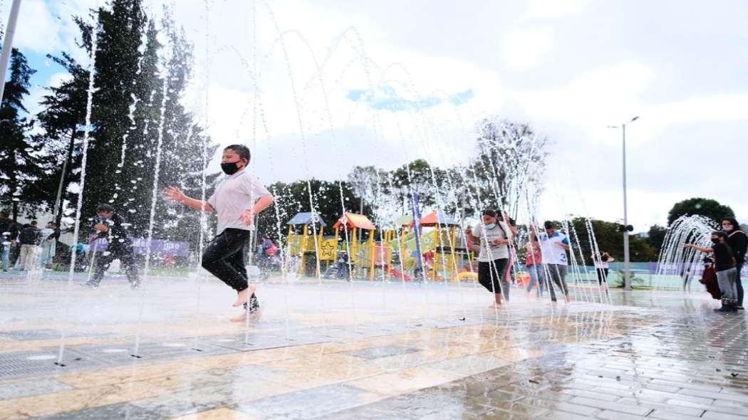 El Parque Distrital de los Niños en Bogotá es un espacio diseñado para niños de hasta 14 años, con cinco zonas temáticas lúdicas: océano, montaña, desierto, bosque y ciudad.
