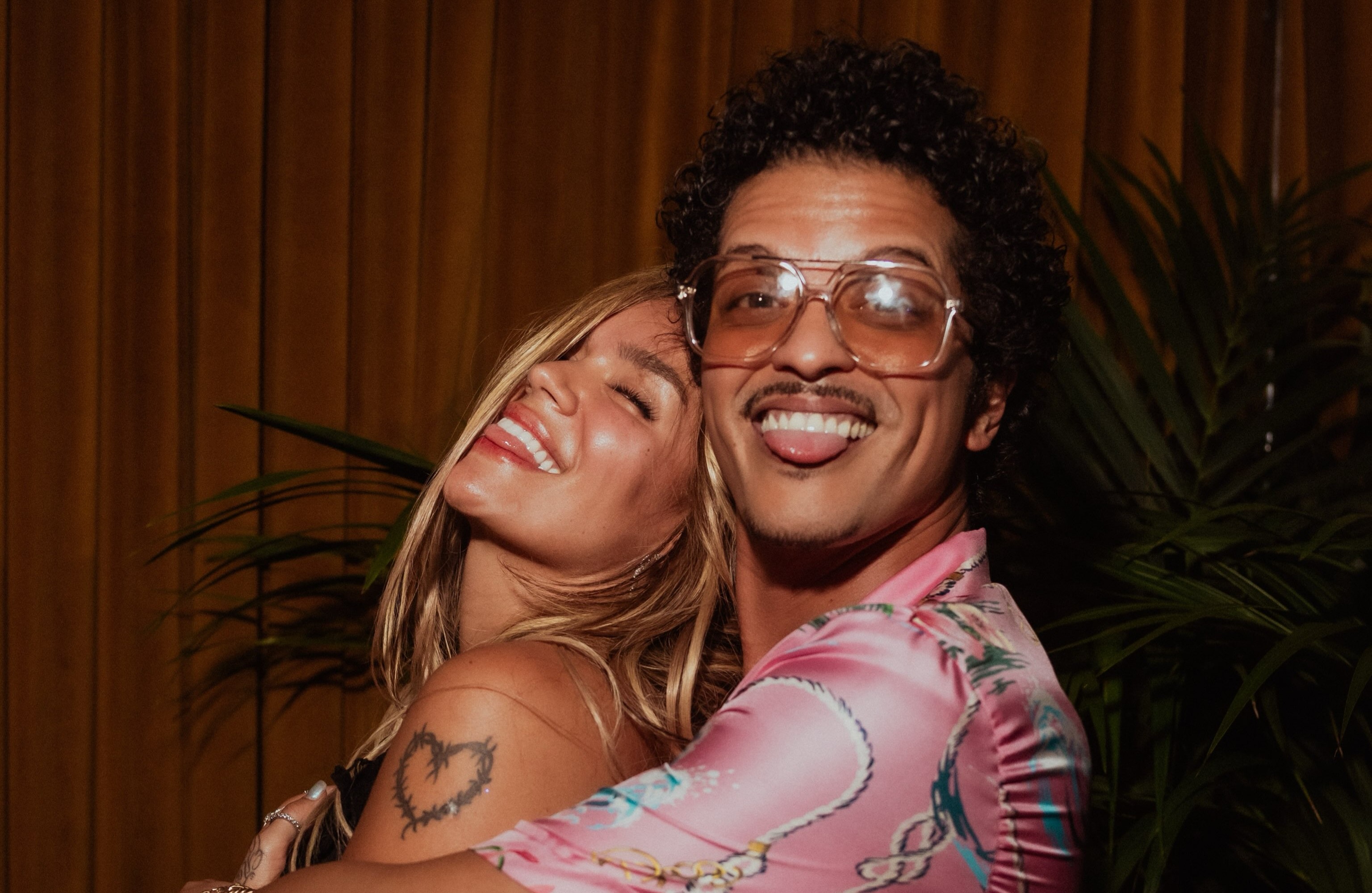 ¿Karol G y Bruno Mars son novios? Las imágenes y señales por las que se especula hay romance