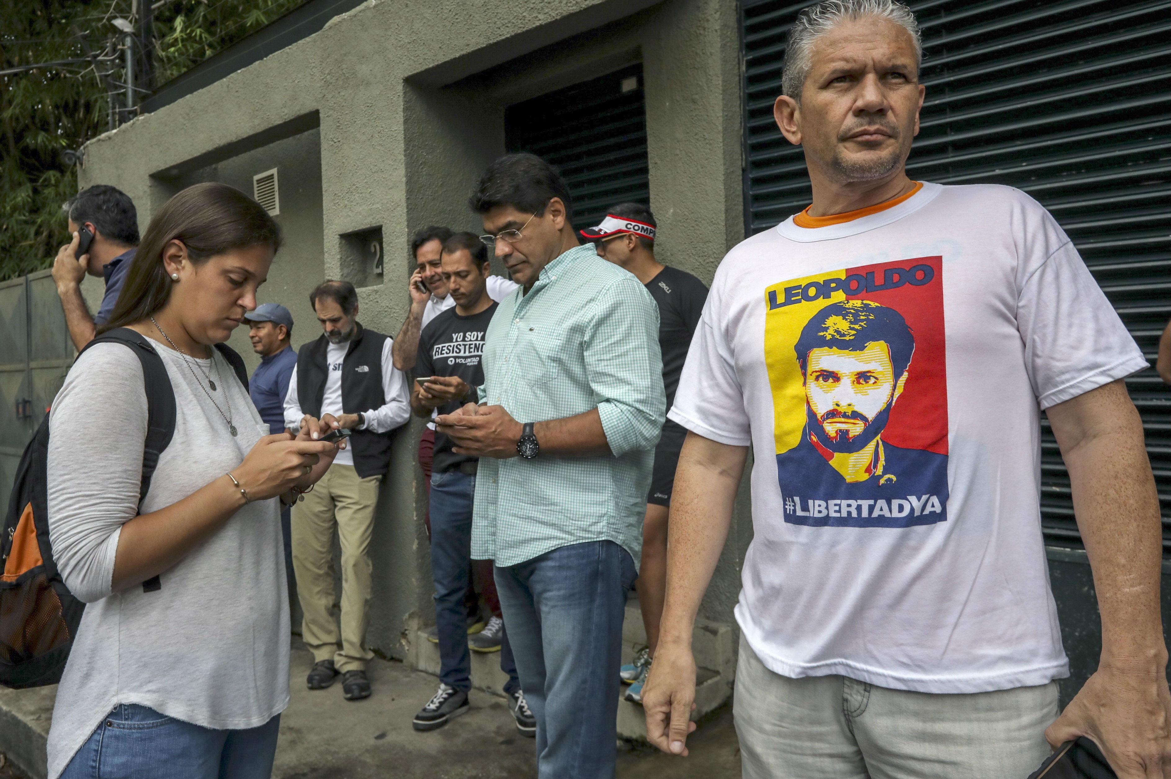 Fotos: Familiares y amigos de Leopoldo López se reúnen en la puerta de su casa