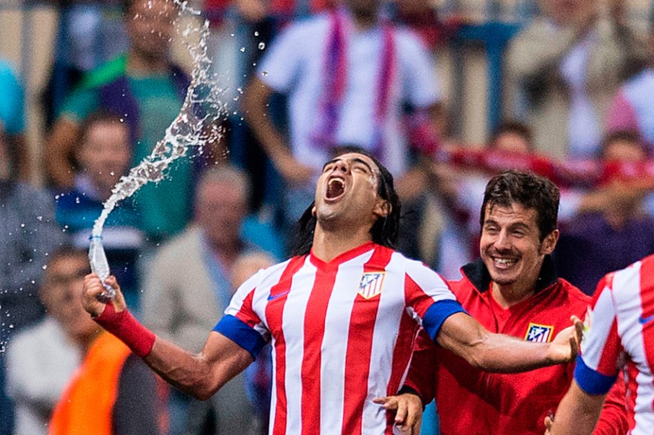 Falcao aguanta la arremetida de Messi y Cristiano Ronaldo