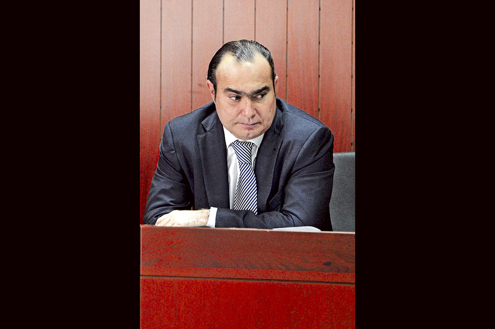 La Corte, al borde del precipicio