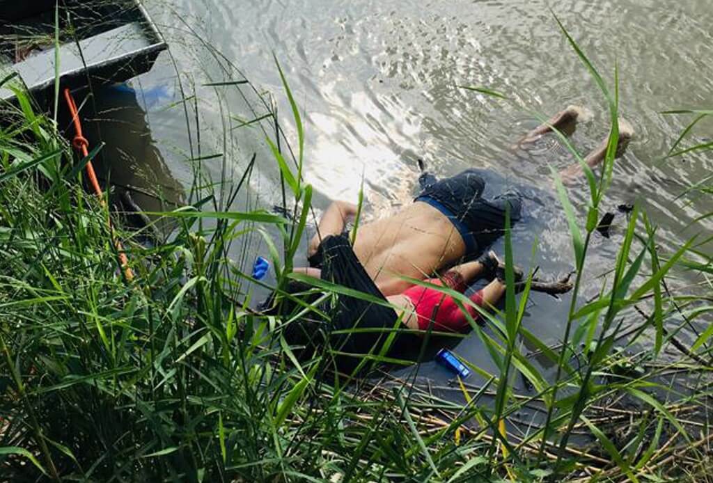 Los cuerpos de Óscar y Valeria Martínez, en el río Bravo, frontera de México y Estados Unidos.
 / AFP