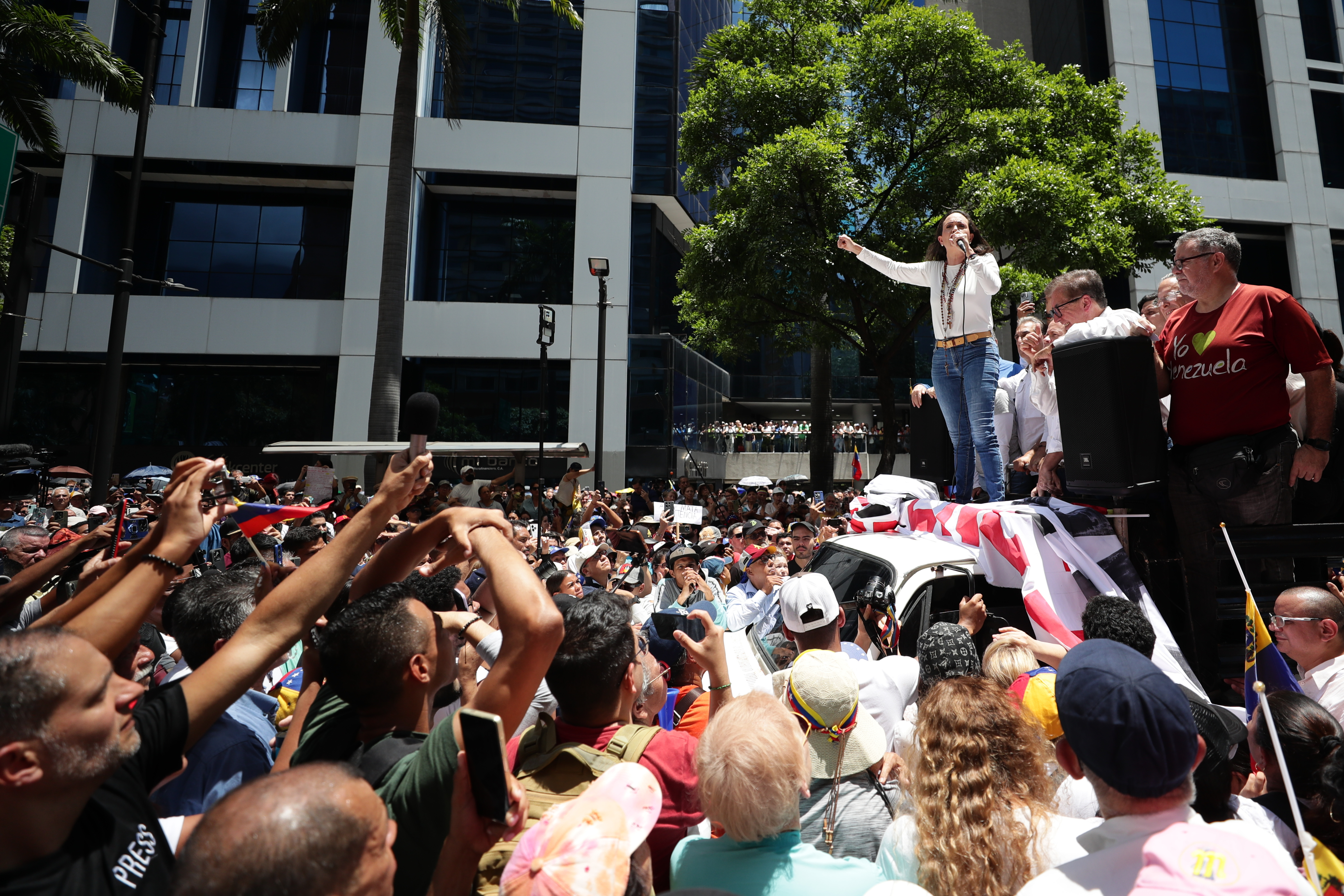 “Vamos a hacer ceder” al gobierno Maduro: Machado en las protestas de la oposición