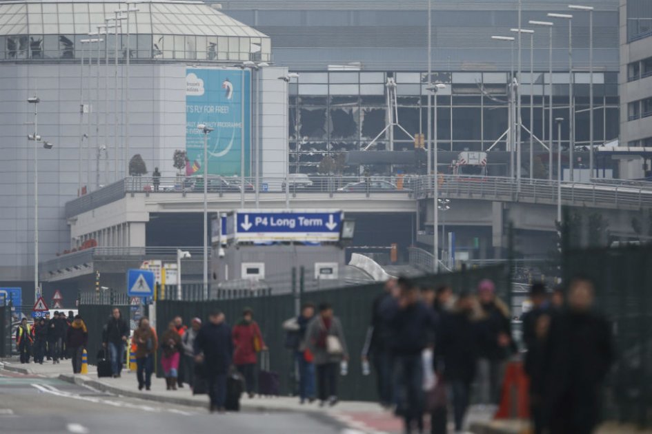 Los atentados, reivindicados por el Estado Islámico, se produjeron el 22 de marzo de 2016, cuando varios explosivos detonados en el aeropuerto y el metro de la capital belga causaron 32 muertos y cientos de heridos.