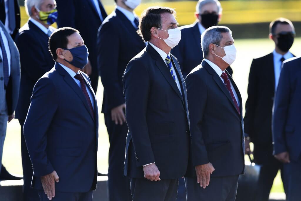 Bolsonaro incluye a gimnasios y peluquerías como «actividades esenciales» en Brasil