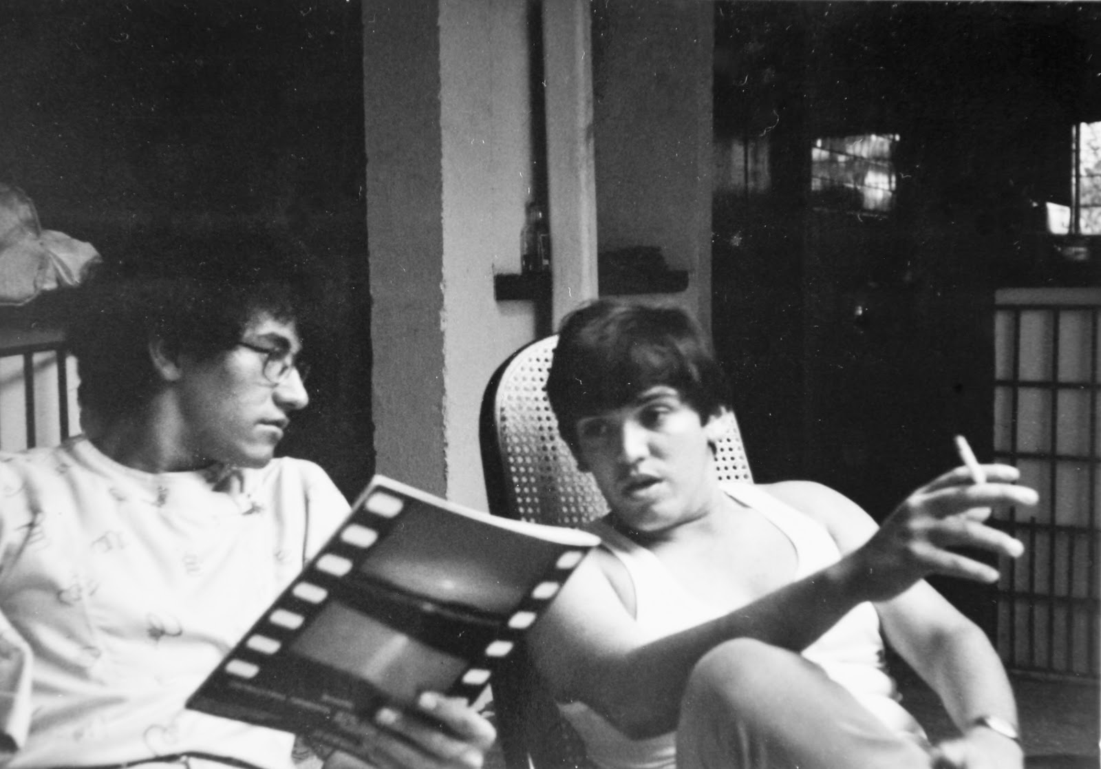 Julio Daniel Chaparro y Jaime Fernández Molano con un ejemplar de la revista Entreletras. Vereda Barcelona, Villavicencio, año 1986.