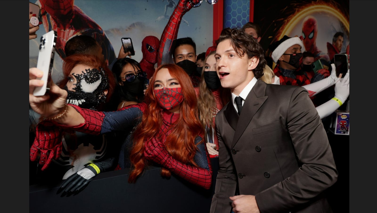 Tom Holland se fotografió con los fanáticos de la cinta.
