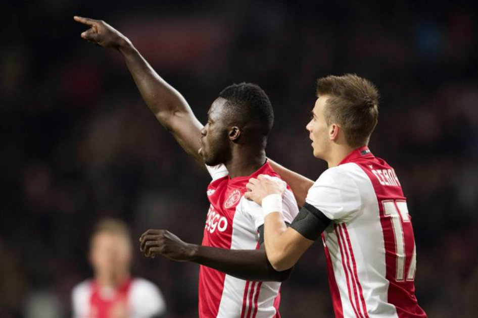 El colombiano Davinson Sánchez (i) celebra su gol en la Liga de Holanda. / EFE