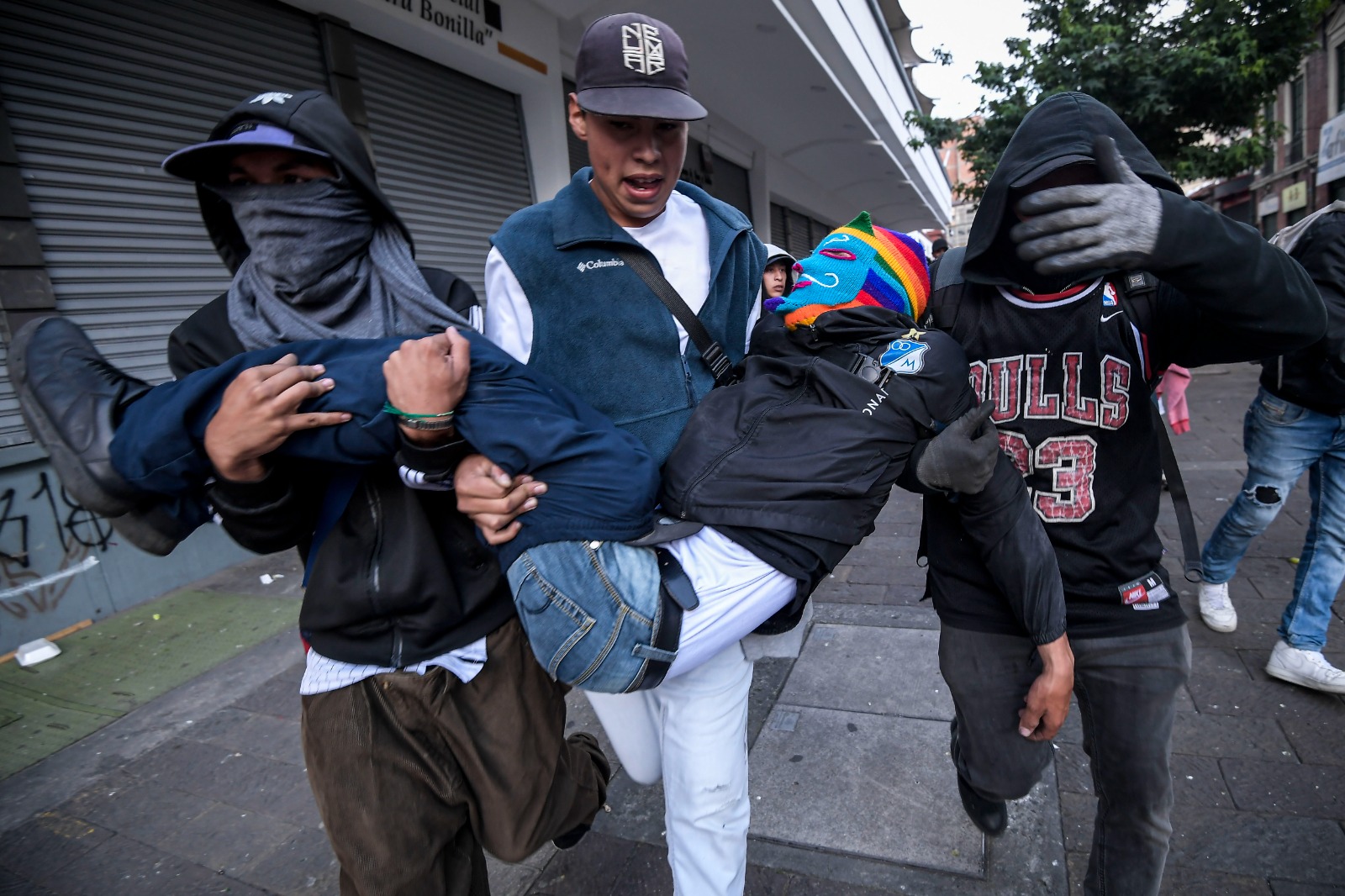 La fuerza pública optó por usar gases lacrimógenos para dispersar el bloqueo en la entrada del Palacio de Justicia.