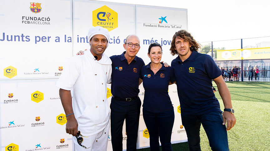 Ronaldinho le mostró a Puyol que su magia sigue intacta