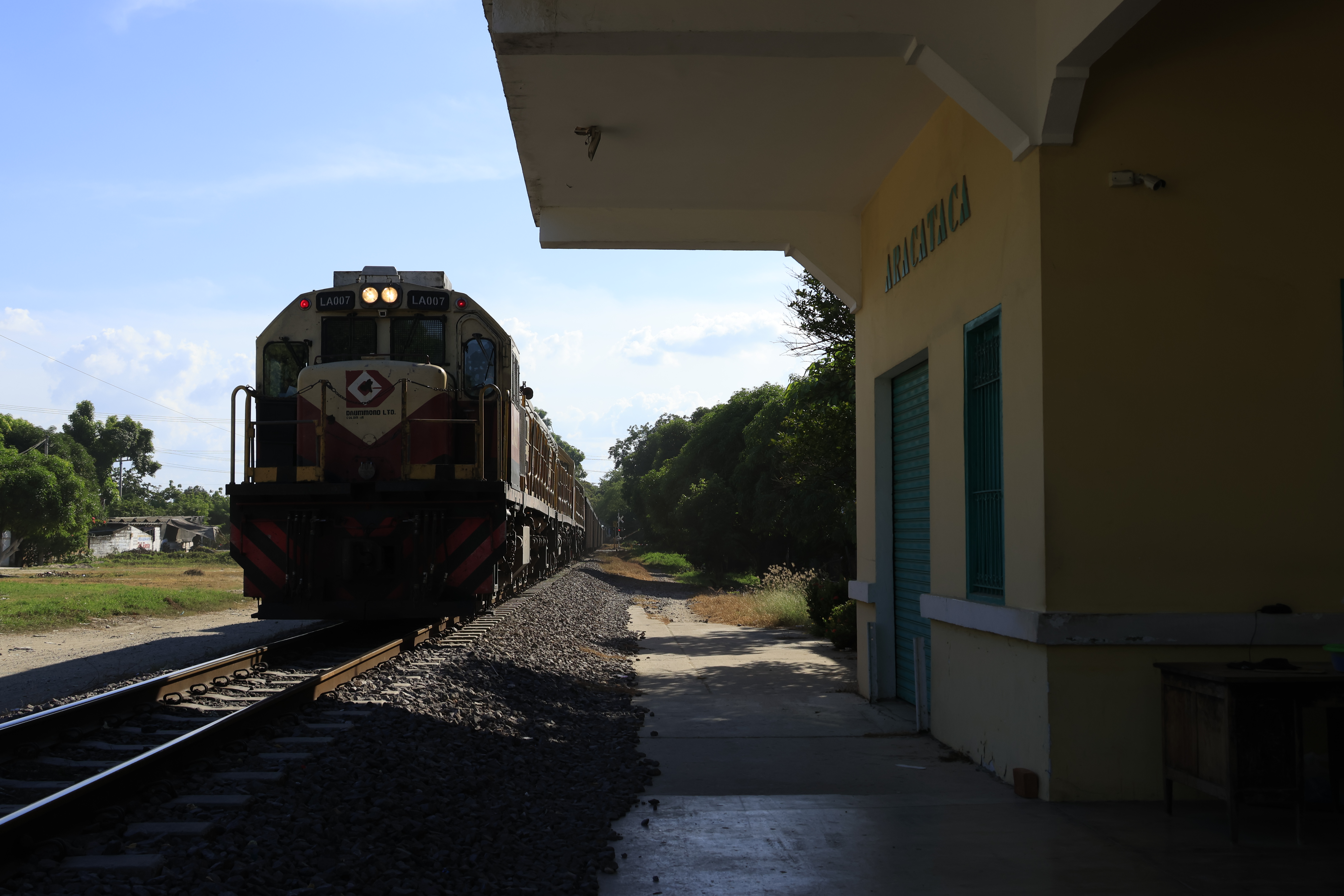 ACOMPAÑA CRÓNICA: COLOMBIA GARCÍA MÁRQUEZ. AME4886. ARACATACA (COLOMBIA), 11/12/2024.- Un tren pasa frente a una estación, este miércoles en Aracataca (Colombia). El realismo mágico de Macondo afloró nuevamente en Aracataca, el pueblo del Caribe colombiano donde nació Gabriel García Márquez, nobel de Literatura de 1982, con la proyección en su plaza, y para su gente, del primer episodio de 'Cien años de soledad', la serie de Netflix basada en su novela del mismo nombre. EFE/ Ricardo Maldonado Rozo