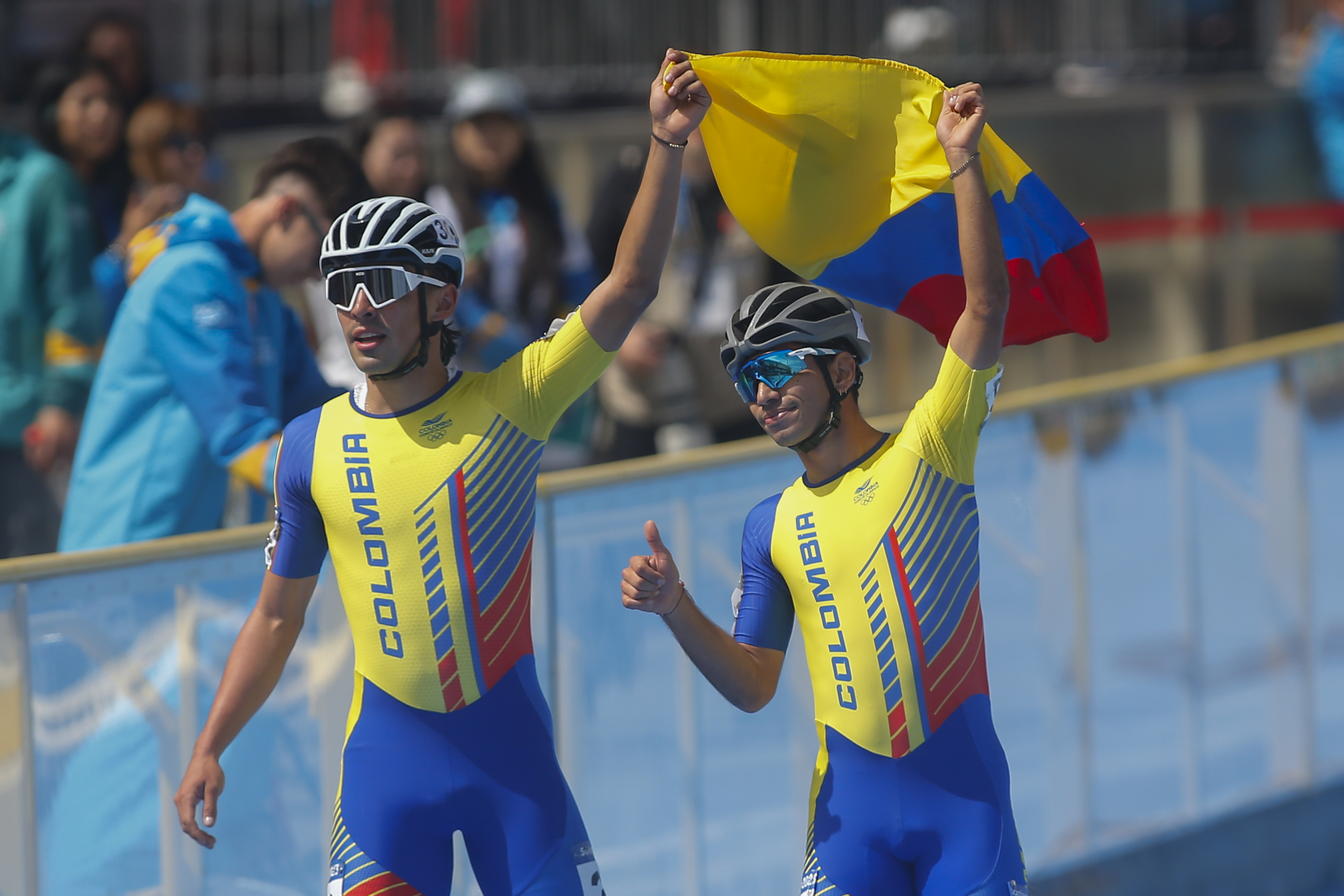 EVE4790. SANTIAGO (CHILE), 05/11/2023.- Andrés Gómez (i) de Colombia y Juan Mantilla de Colombia celebran al ganar medalla de oro en 10.000m masculino hoy, durante los Juegos Panamericanos 2023 en Santiago (Chile). EFE/ Esteban Garay